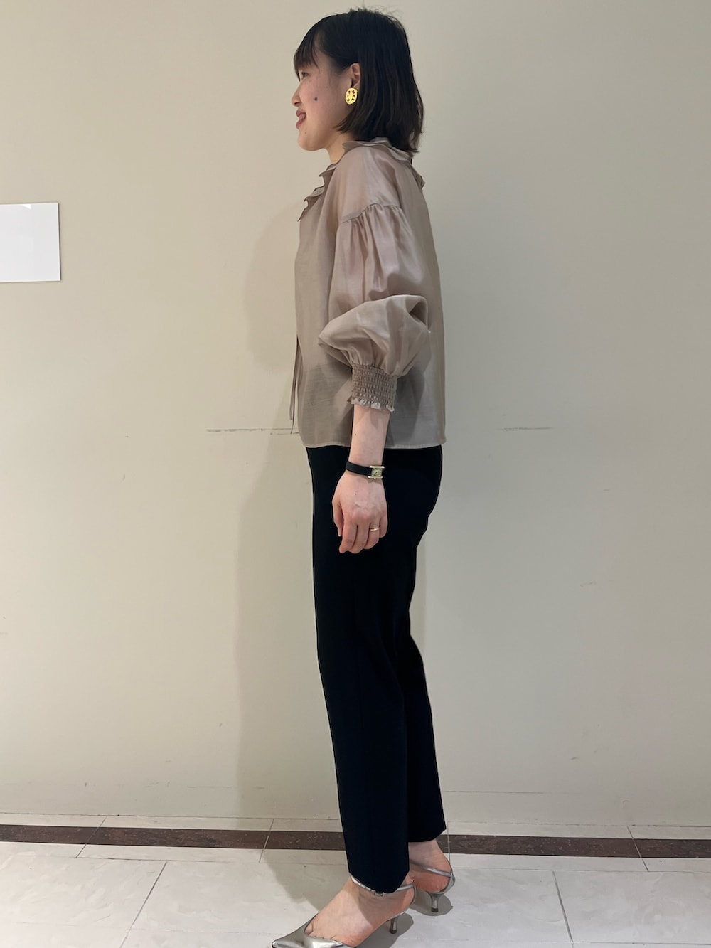 ブラック系のその他パンツ、レッド系のショルダーバッグ、ベージュ系のタンクトップを着用したレディースの春コーディネートの6枚目の写真