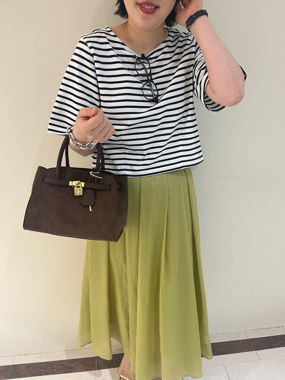 「NOLLEY'S、ノーリーズ、Tシャツ、カットソー、スカート、ロングスカート、シンプルコーデ、夏コーデ、大人カジュアル、オトナ女子、ママコーデ、お出かけコーデ、ボーダー、サングラス、高身長女子」｜「NOLLEY’Sのシアーチンツタックスカート（スカート、グリーン系）」を使った、SAYAKAさん（レディース・163cm）の夏コーディネートの9枚目の写真