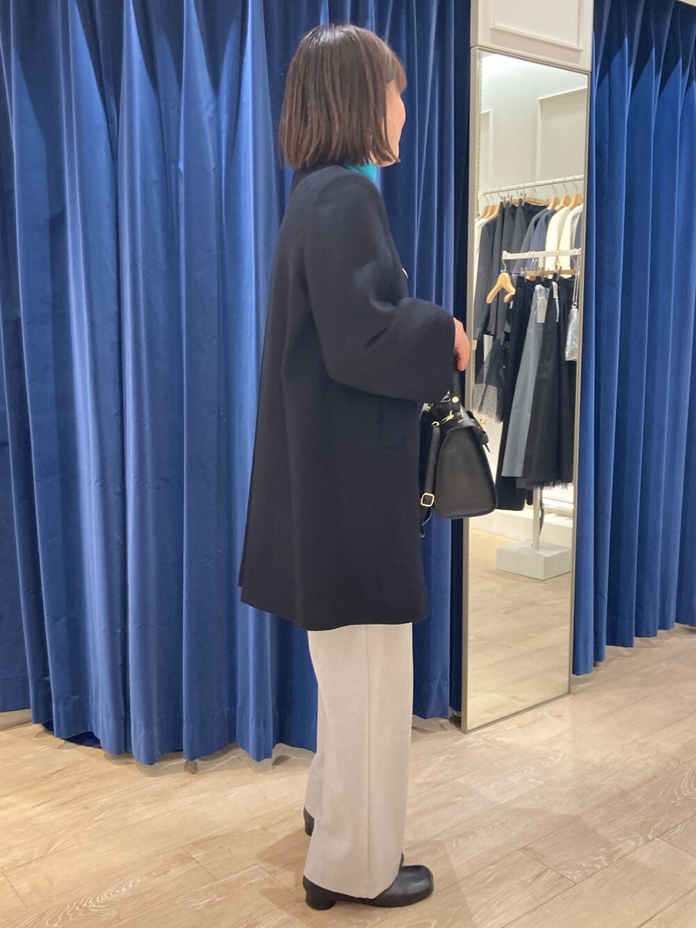 「NOLLEY'S、ノーリーズ、キレイめ、お出かけコーデ、年末年始、冬コーデ、ノーカラーコート、大人女子、大人かわいい、タートルネック、ワイドパンツ、クリスマスに着たい服、高身長女子、30代コーデ、冬アウター」｜「AULENTTIの【AULENTTI/ オーレンティ】スクエアひねりショルダーバッグ（E）（ショルダーバッグ、ブラック系）」を使った、SAYAKAさん（レディース・163cm）の冬コーディネートの3枚目の写真