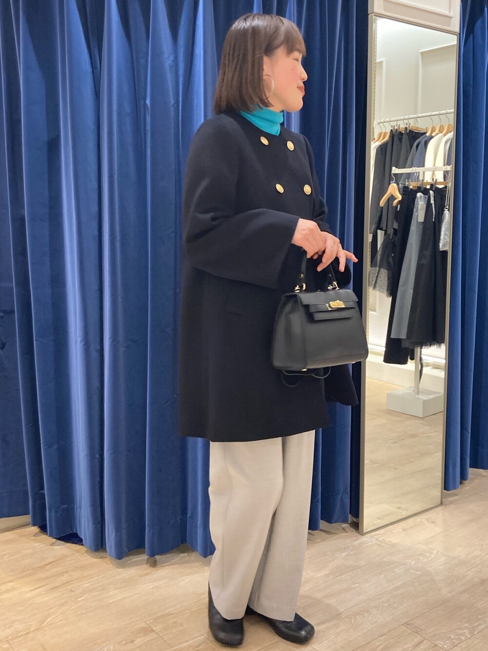 「NOLLEY'S、ノーリーズ、キレイめ、お出かけコーデ、年末年始、冬コーデ、ノーカラーコート、大人女子、大人かわいい、タートルネック、ワイドパンツ、クリスマスに着たい服、高身長女子、30代コーデ、冬アウター」｜「AULENTTIの【AULENTTI/ オーレンティ】スクエアひねりショルダーバッグ（E）（ショルダーバッグ、ブラック系）」を使った、SAYAKAさん（レディース・163cm）の冬コーディネートの2枚目の写真