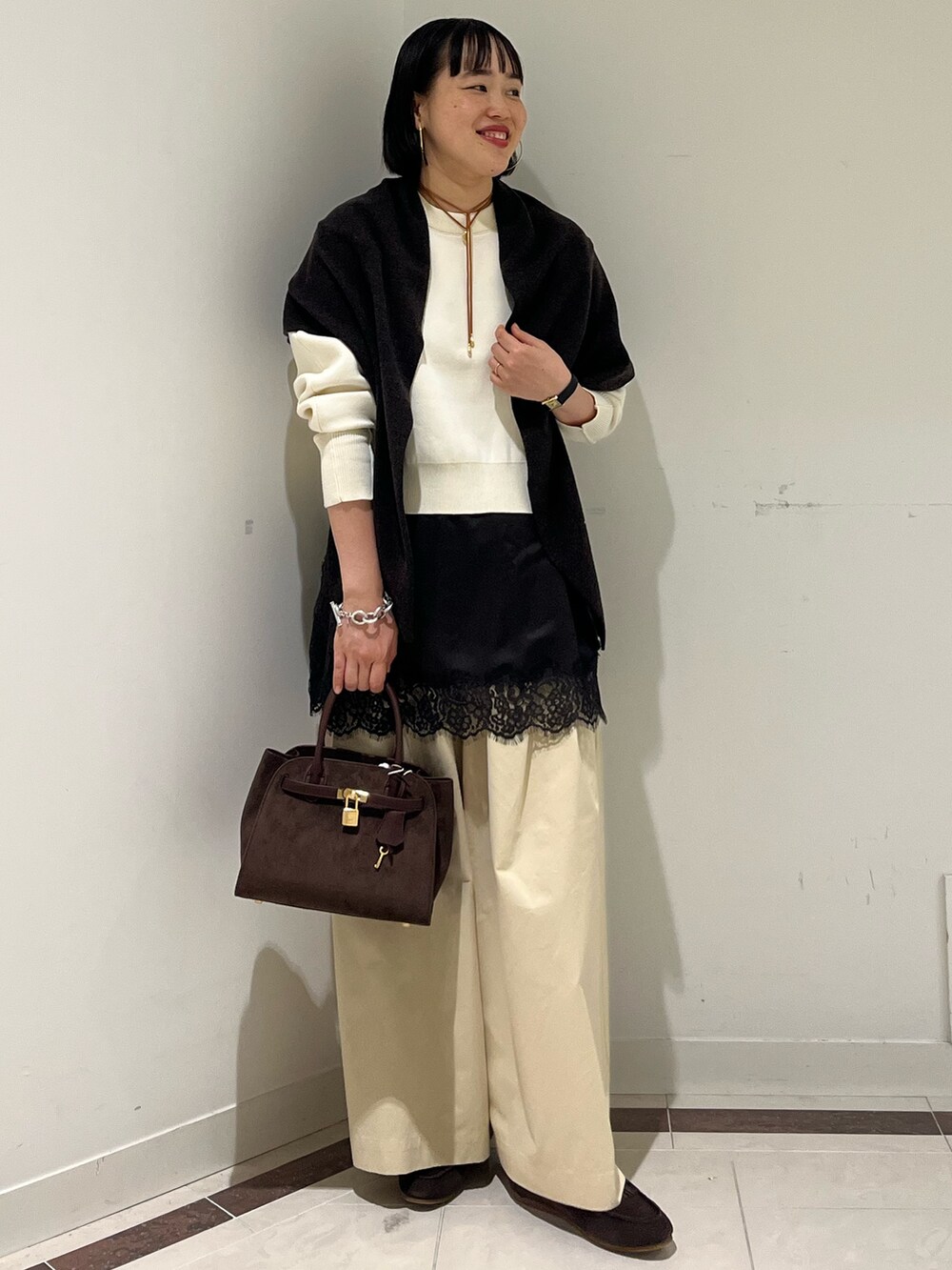 ホワイト系のニット/セーター、ホワイト系のその他パンツ、ブラウン系のトートバッグを着用したレディースの秋コーディネートの3枚目の写真