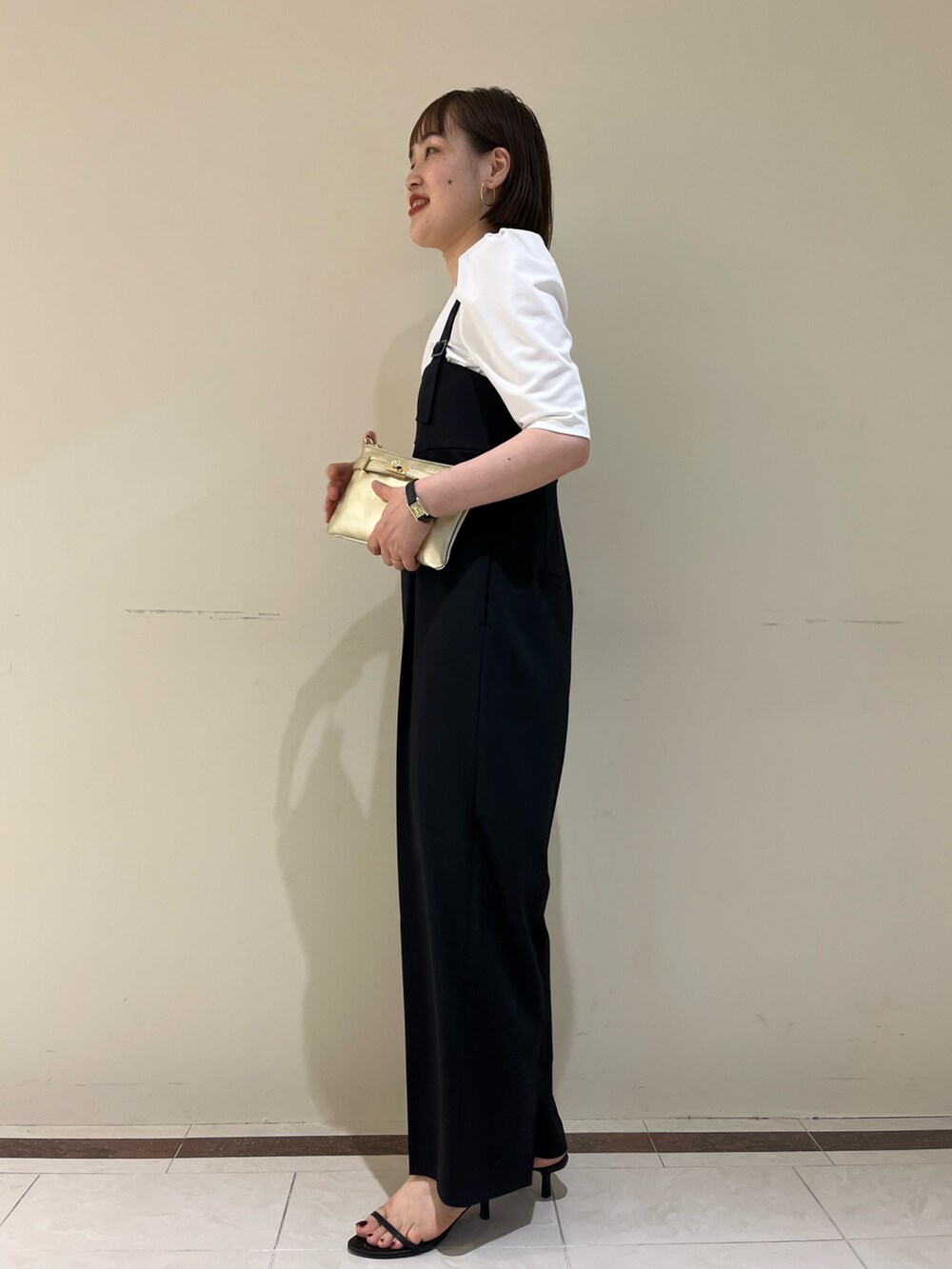「NOLLEY'S、ノーリーズ、レイヤードスタイル、夏コーデ、きれいめカジュアル、大人かわいい、フリル、お出かけコーデ、オールインワン、サロペット、Tシャツ、モノトーン、30代コーデ、高身長女子、キレイめ」｜「NOLLEY’Sのヒネリカナグチェーンポシェット（ショルダーバッグ、ゴールド系）」を使った、SAYAKAさん（レディース・163cm）の夏コーディネートの6枚目の写真