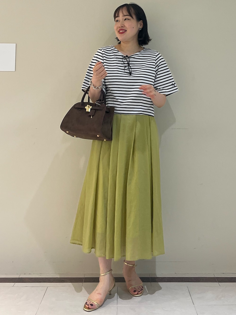 「NOLLEY'S、ノーリーズ、Tシャツ、カットソー、スカート、ロングスカート、シンプルコーデ、夏コーデ、大人カジュアル、オトナ女子、ママコーデ、お出かけコーデ、ボーダー、サングラス、高身長女子」｜「NOLLEY’Sのシアーチンツタックスカート（スカート、グリーン系）」を使った、SAYAKAさん（レディース・163cm）の夏コーディネートの7枚目の写真