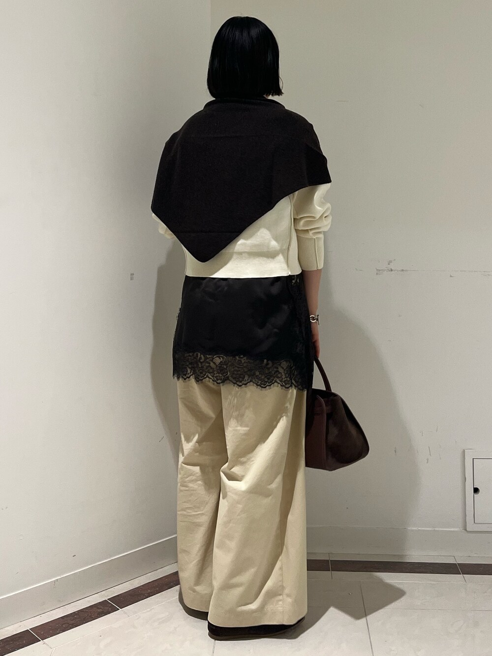 ホワイト系のニット/セーター、ホワイト系のその他パンツ、ブラウン系のトートバッグを着用したレディースの秋コーディネートの5枚目の写真