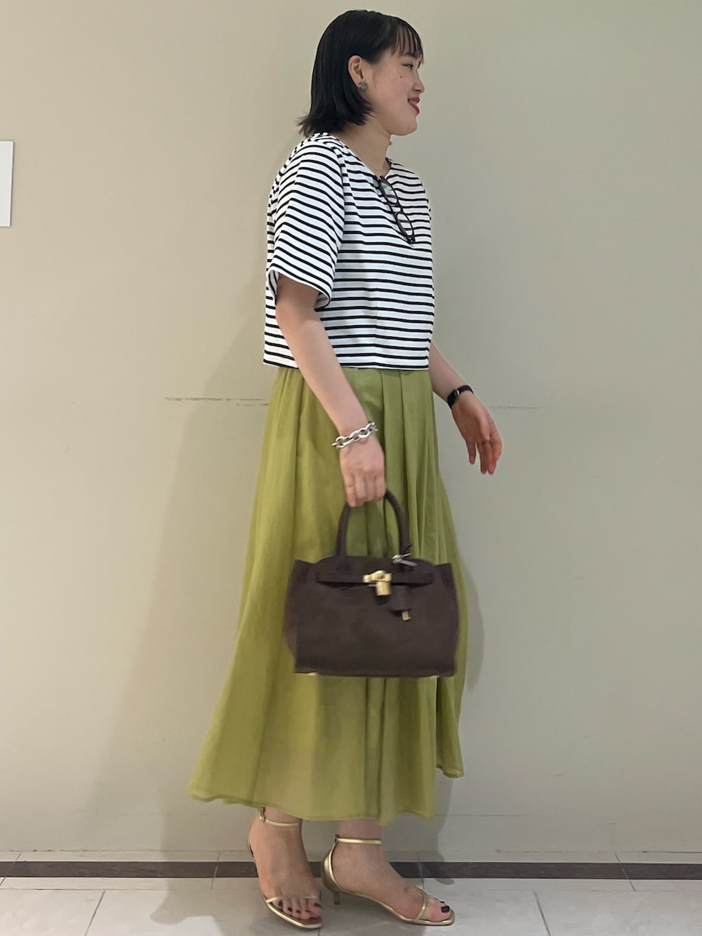 「NOLLEY'S、ノーリーズ、Tシャツ、カットソー、スカート、ロングスカート、シンプルコーデ、夏コーデ、大人カジュアル、オトナ女子、ママコーデ、お出かけコーデ、ボーダー、サングラス、高身長女子」｜「NOLLEY’Sのシアーチンツタックスカート（スカート、グリーン系）」を使った、SAYAKAさん（レディース・163cm）の夏コーディネートの2枚目の写真