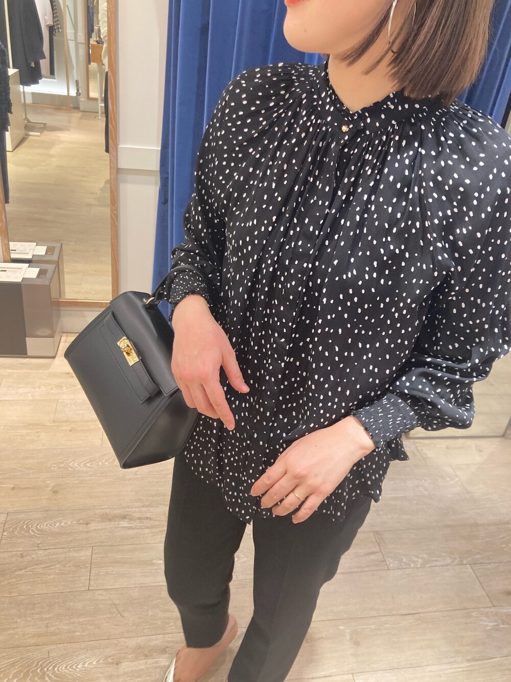「NOLLEY'S、ノーリーズ、セットアップ、スーツスタイル、ジャケット、パンツ、ブラウス、オフィススタイル、通勤コーデ、ウォッシャブル、キレイめ、高身長女子、30代コーデ、ブラック、ワントーンコーデ」｜「AULENTTIの【AULENTTI/ オーレンティ】スクエアひねりショルダーバッグ（E）（ショルダーバッグ、ブラック系）」を使った、SAYAKAさん（レディース・163cm）の冬コーディネートの10枚目の写真