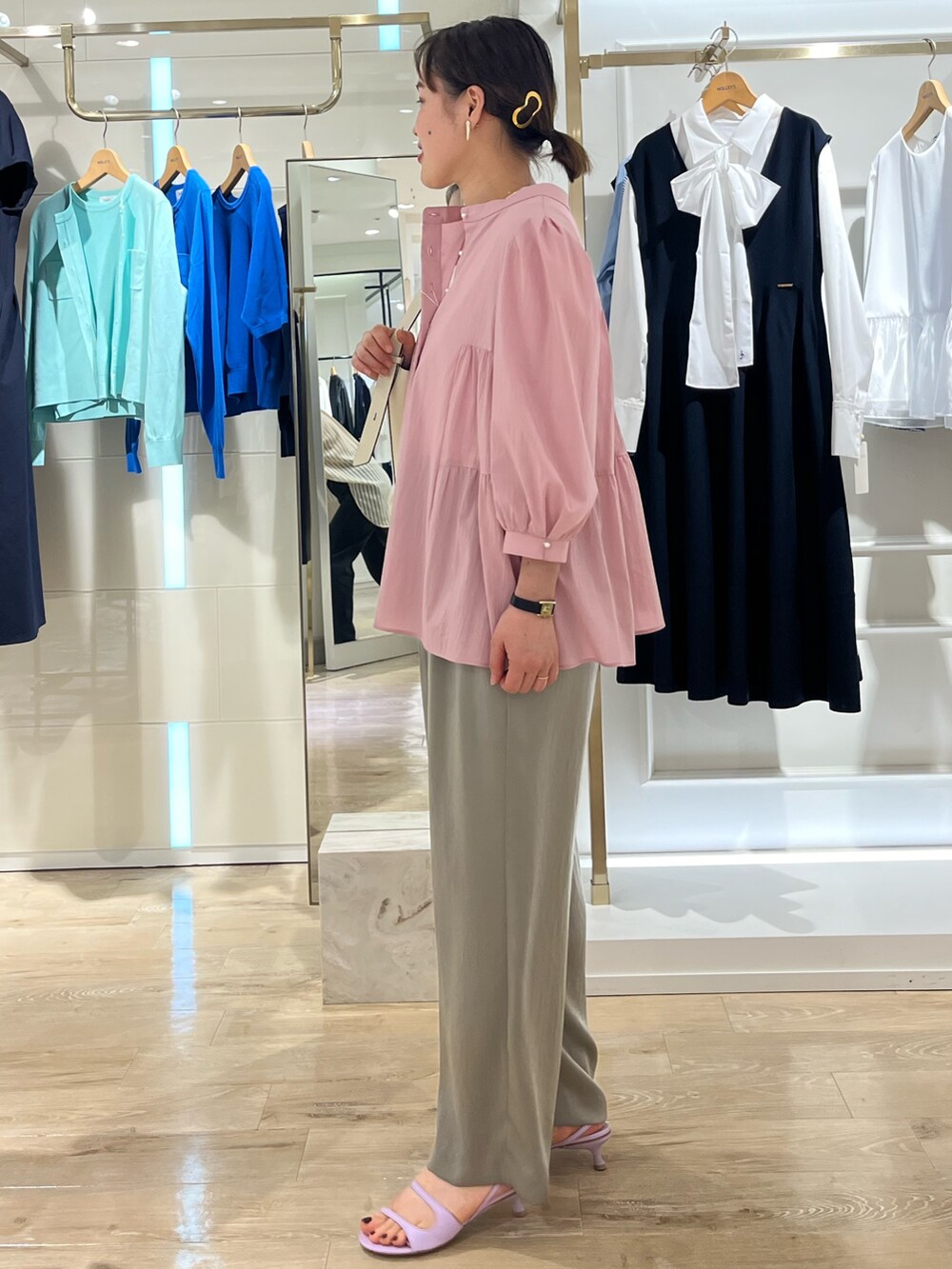 ベージュ系のその他パンツ、ホワイト系のタンクトップ、ホワイト系のショルダーバッグを着用したレディースの春コーディネートの3枚目の写真