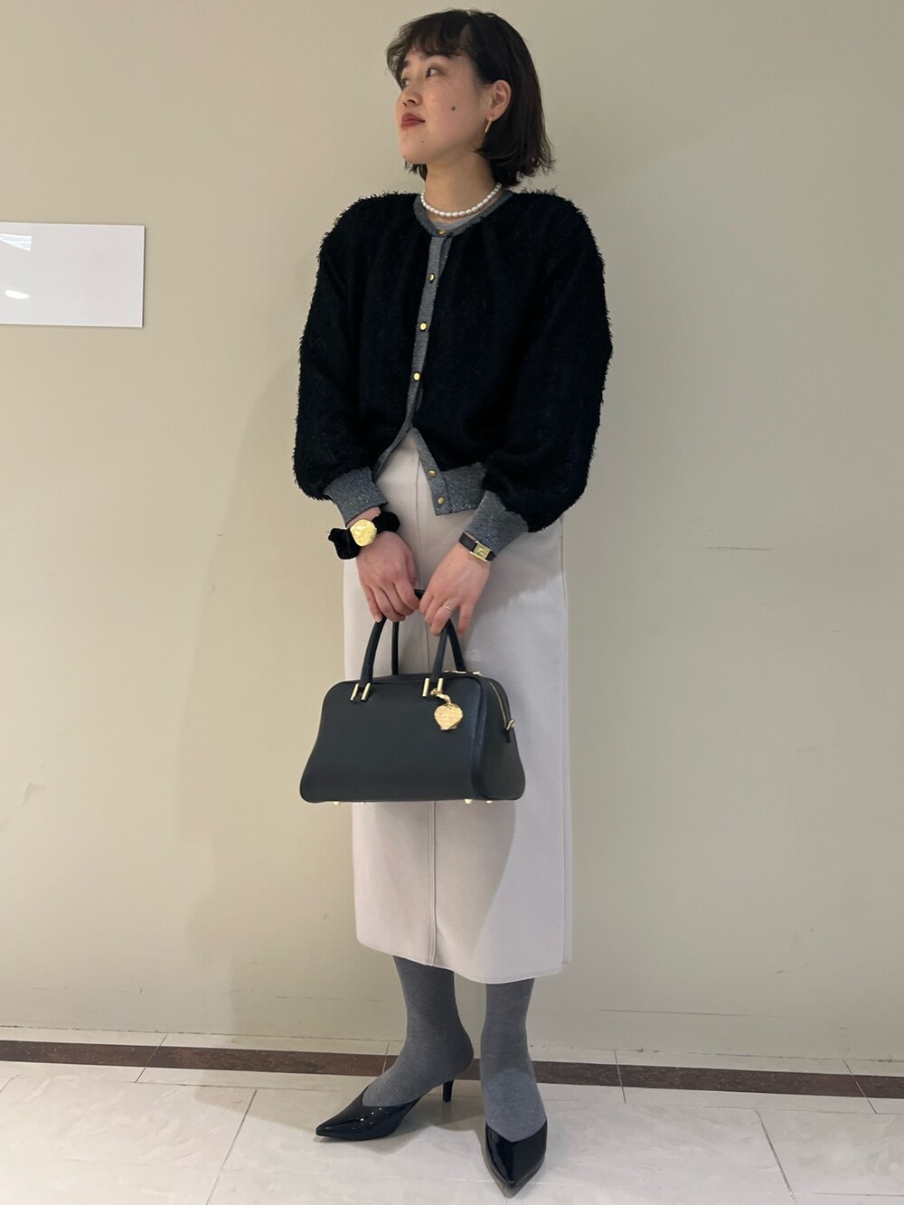 「NOLLEY'S、ノーリーズ、カーディガン、２ＷＡＹ、冬コーデ、キレイめ、オフィスカジュアル、お出かけコーデ、モノトーン、シャギーニット、タイトスカート、タイツ、ボストンバッグ、30代コーデ、高身長女子」｜「NOLLEY’Sの《手洗い可能》2WAYカットジャガードラメ配色カーディガン（カーディガン/ボレロ、ブラック系）」を使った、SAYAKAさん（レディース・163cm）の冬コーディネートの7枚目の写真