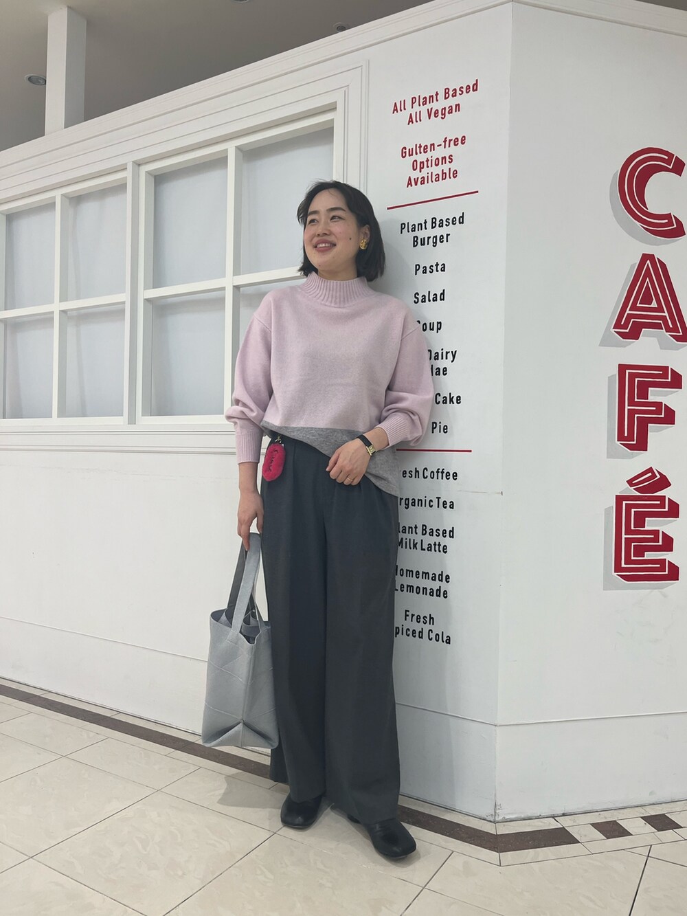 グレー系のその他パンツ、ピンク系のニット/セーター、シルバー系のトートバッグを着用したレディースの冬コーディネートの2枚目の写真