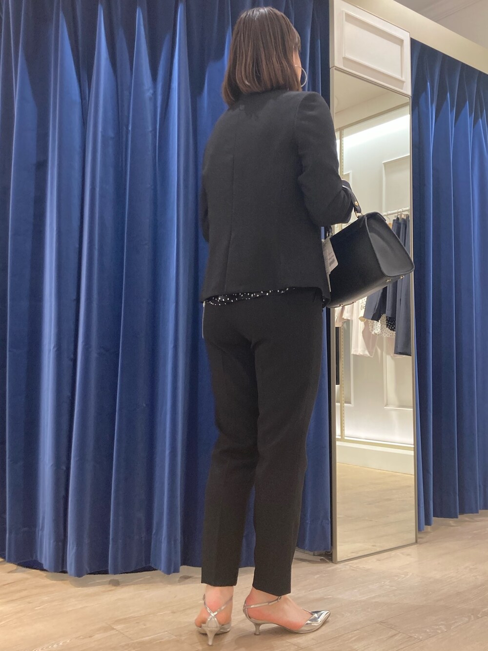 「NOLLEY'S、ノーリーズ、セットアップ、スーツスタイル、ジャケット、パンツ、ブラウス、オフィススタイル、通勤コーデ、ウォッシャブル、キレイめ、高身長女子、30代コーデ、ブラック、ワントーンコーデ」｜「AULENTTIの【AULENTTI/ オーレンティ】スクエアひねりショルダーバッグ（E）（ショルダーバッグ、ブラック系）」を使った、SAYAKAさん（レディース・163cm）の冬コーディネートの5枚目の写真