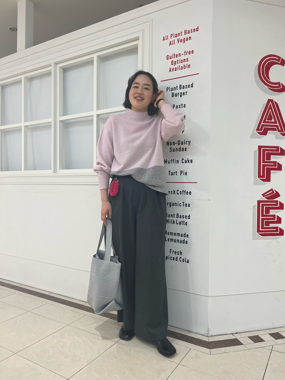グレー系のその他パンツ、ピンク系のニット/セーター、シルバー系のトートバッグを着用したレディースの冬コーディネートの7枚目の写真