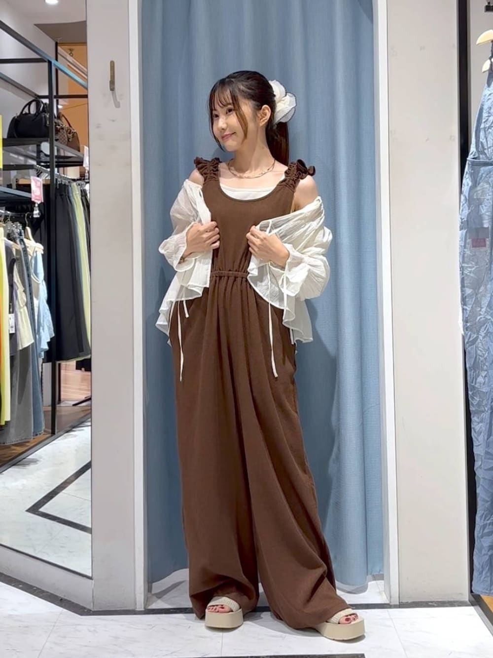 ホワイト系のTシャツ/カットソー、ホワイト系のサンダル、ホワイト系のシャツ/ブラウスを着用したレディースの秋コーディネートの5枚目の写真