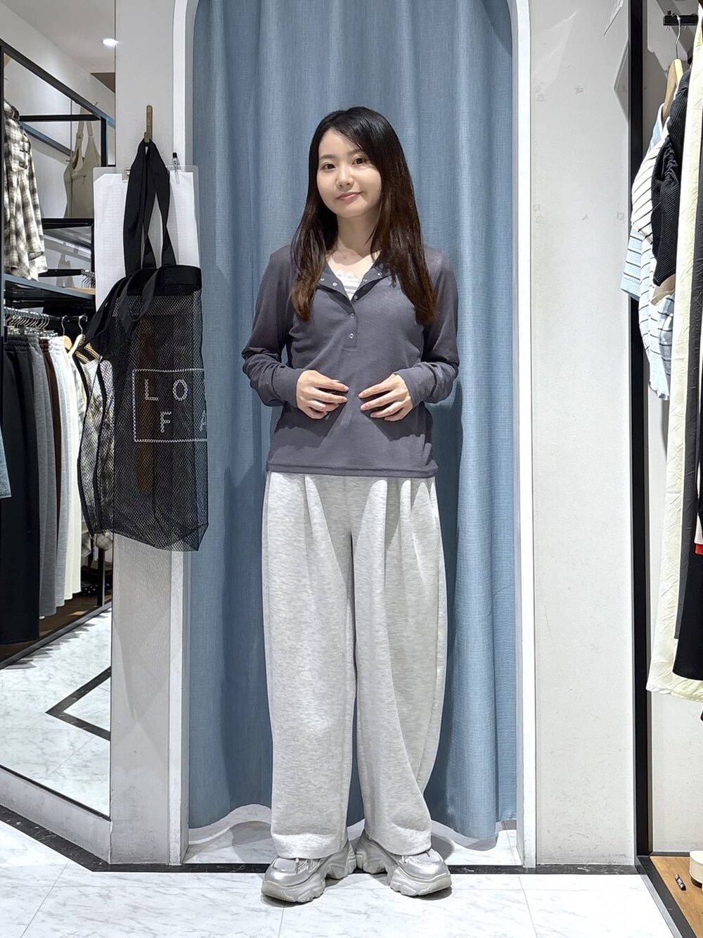 グレー系のスウェットパンツ、グレー系のTシャツ/カットソー、グレー系のキャミソールを着用したレディースの春コーディネートの4枚目の写真