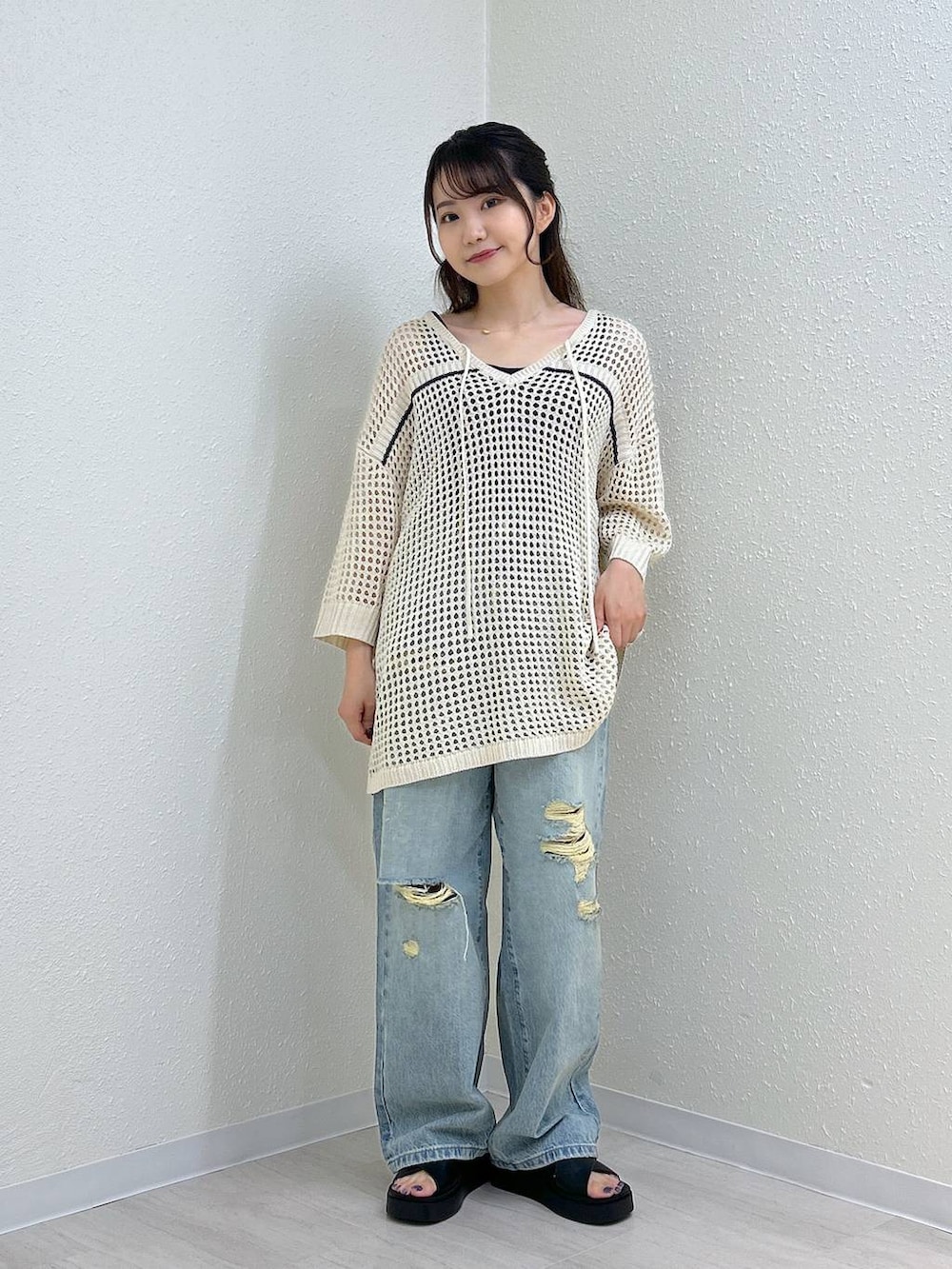 ホワイト系のニット/セーター、ブラック系のサンダル、ブラック系のタンクトップを着用したレディースの夏コーディネートの2枚目の写真