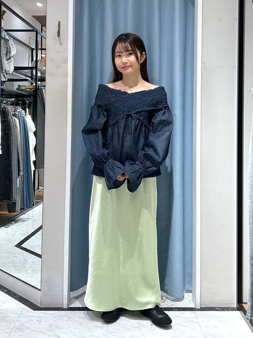 ブルー系のシャツ/ブラウス、ブラック系のスニーカー、グリーン系のスカートを着用したレディースの春コーディネートの4枚目の写真