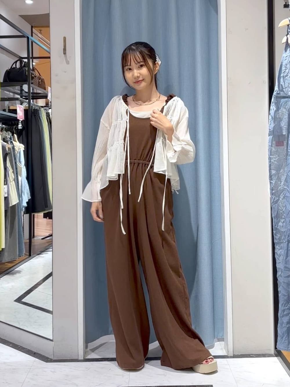 ホワイト系のTシャツ/カットソー、ホワイト系のサンダル、ホワイト系のシャツ/ブラウスを着用したレディースの秋コーディネートの3枚目の写真