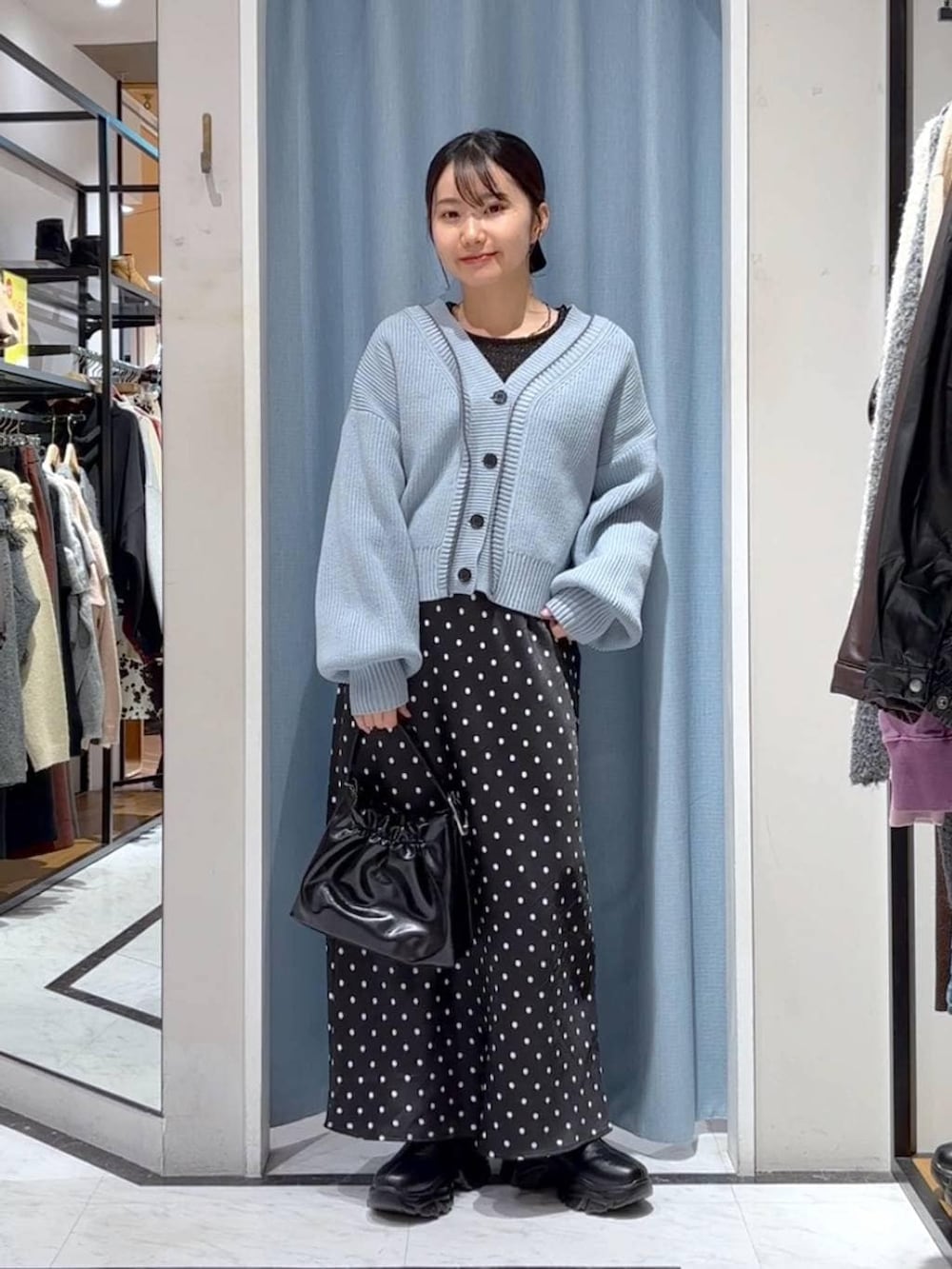 ブラック系のブーツ、ブラック系のスカート、ブラック系のTシャツ/カットソーを着用したレディースの春コーディネートの2枚目の写真