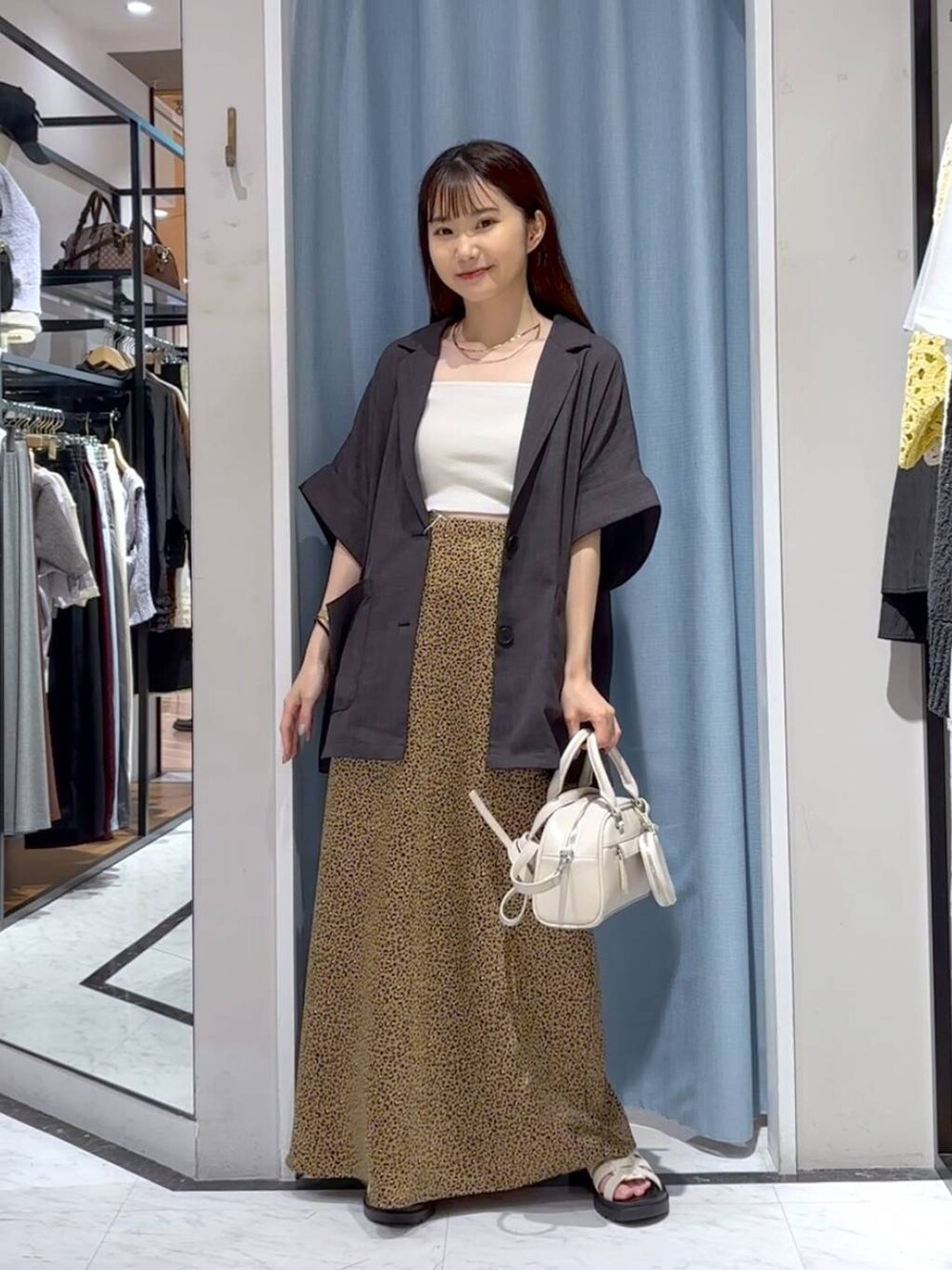 「きれいめ、LOWRYS FARM、ローリーズスタイル_LOWRYS FARM、低身長、体型カバー、ジャケット、スカート、サンダル、バッグ、大人女子カジュアル_LOWRYS FARM、夏コーデ」|「LOWRYS FARMのスタイルUPカップバンドゥ 145533(キャミソール、ホワイト系)」を使った、たのさん(レディース・148cm)の夏コーディネートの3枚目の写真