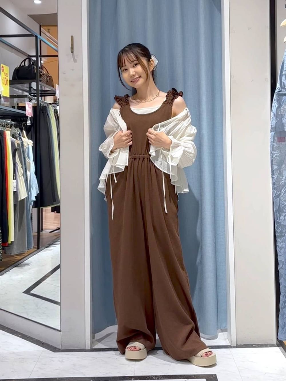 ホワイト系のTシャツ/カットソー、ホワイト系のサンダル、ホワイト系のシャツ/ブラウスを着用したレディースの秋コーディネートの4枚目の写真