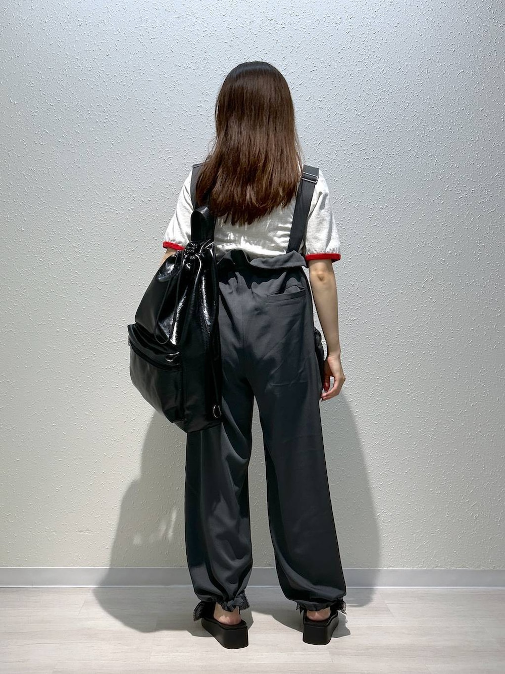 ブラック系のサンダル、ホワイト系のTシャツ/カットソー、ブラック系のショルダーバッグを着用したレディースの夏コーディネートの8枚目の写真