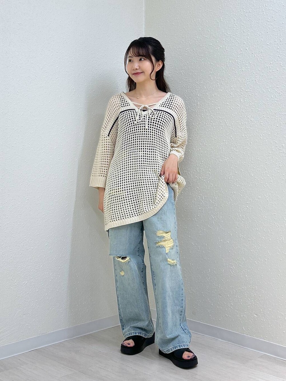 ホワイト系のニット/セーター、ブラック系のサンダル、ブラック系のタンクトップを着用したレディースの夏コーディネートの3枚目の写真