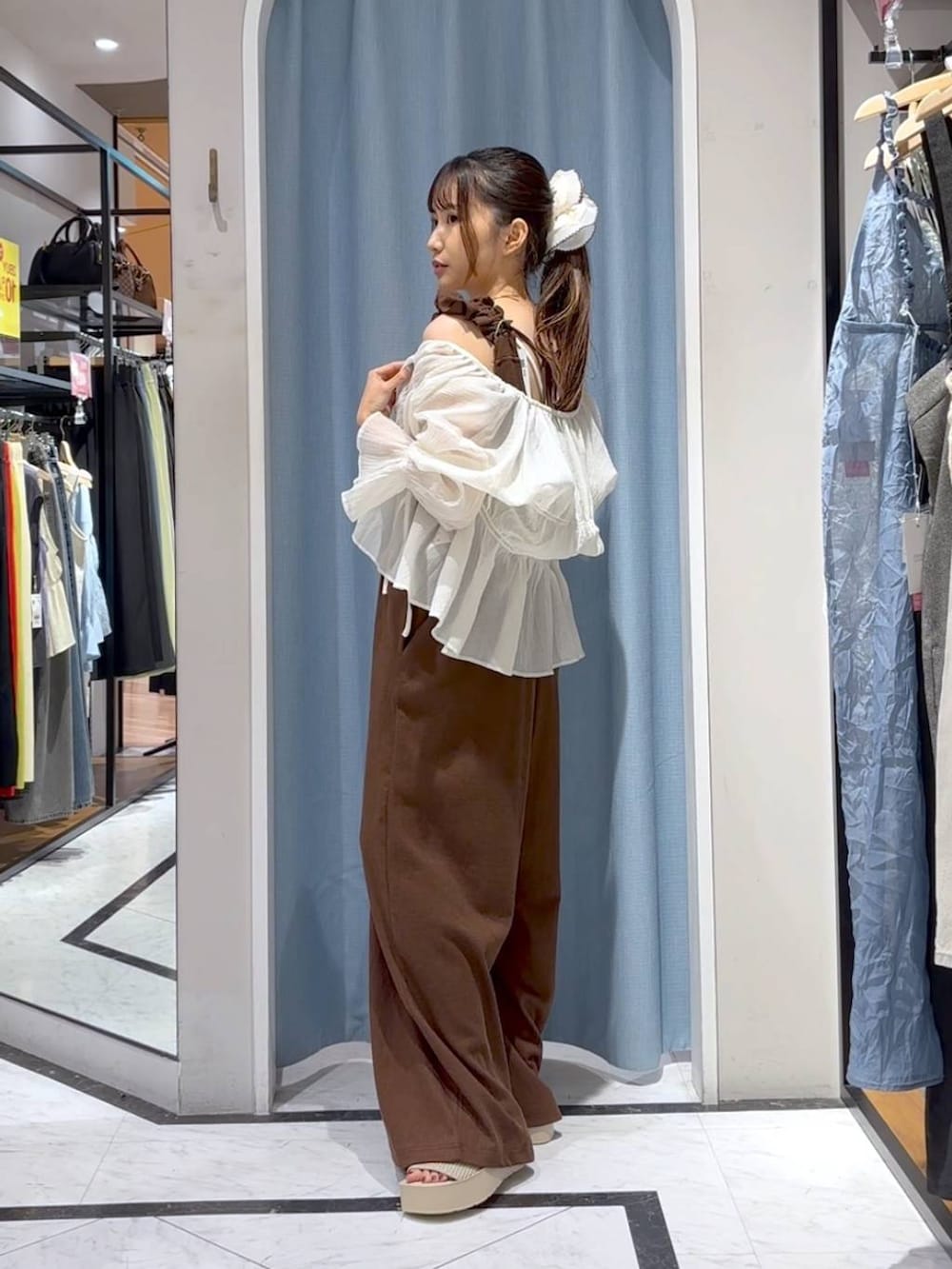 ホワイト系のTシャツ/カットソー、ホワイト系のサンダル、ホワイト系のシャツ/ブラウスを着用したレディースの秋コーディネートの6枚目の写真