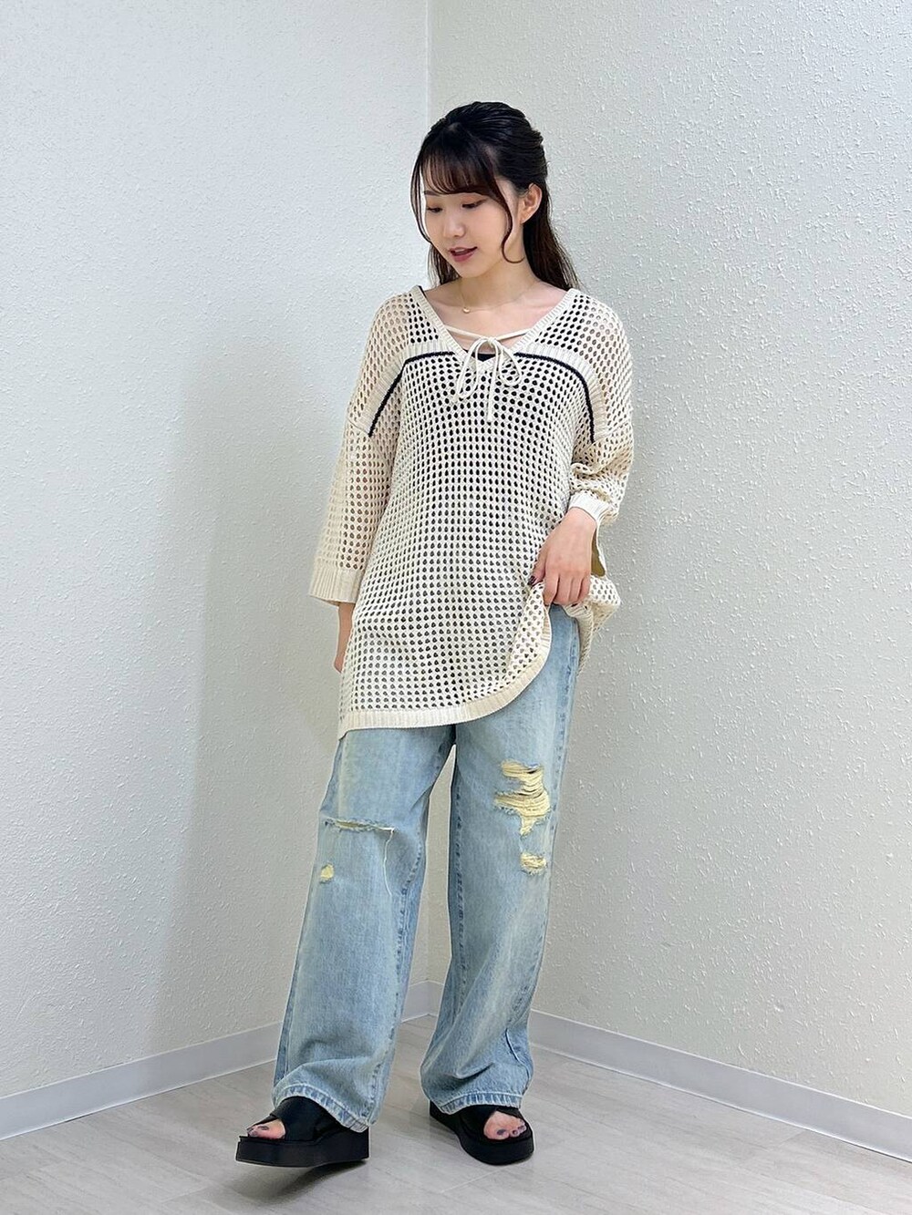 ホワイト系のニット/セーター、ブラック系のサンダル、ブラック系のタンクトップを着用したレディースの夏コーディネートの4枚目の写真