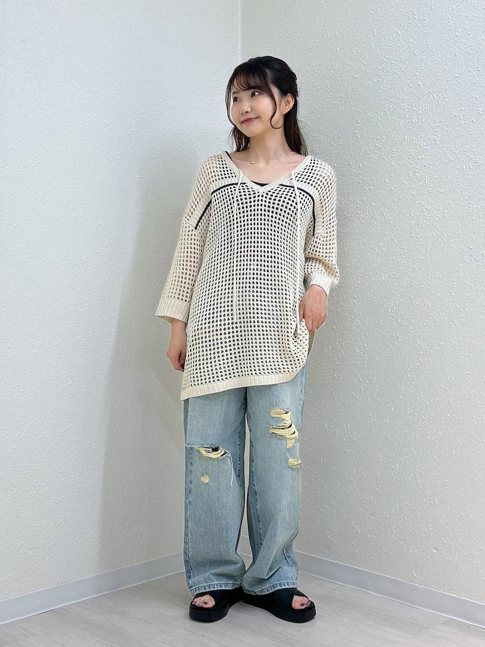 ホワイト系のニット/セーター、ブラック系のサンダル、ブラック系のタンクトップを着用したレディースの夏コーディネートの5枚目の写真