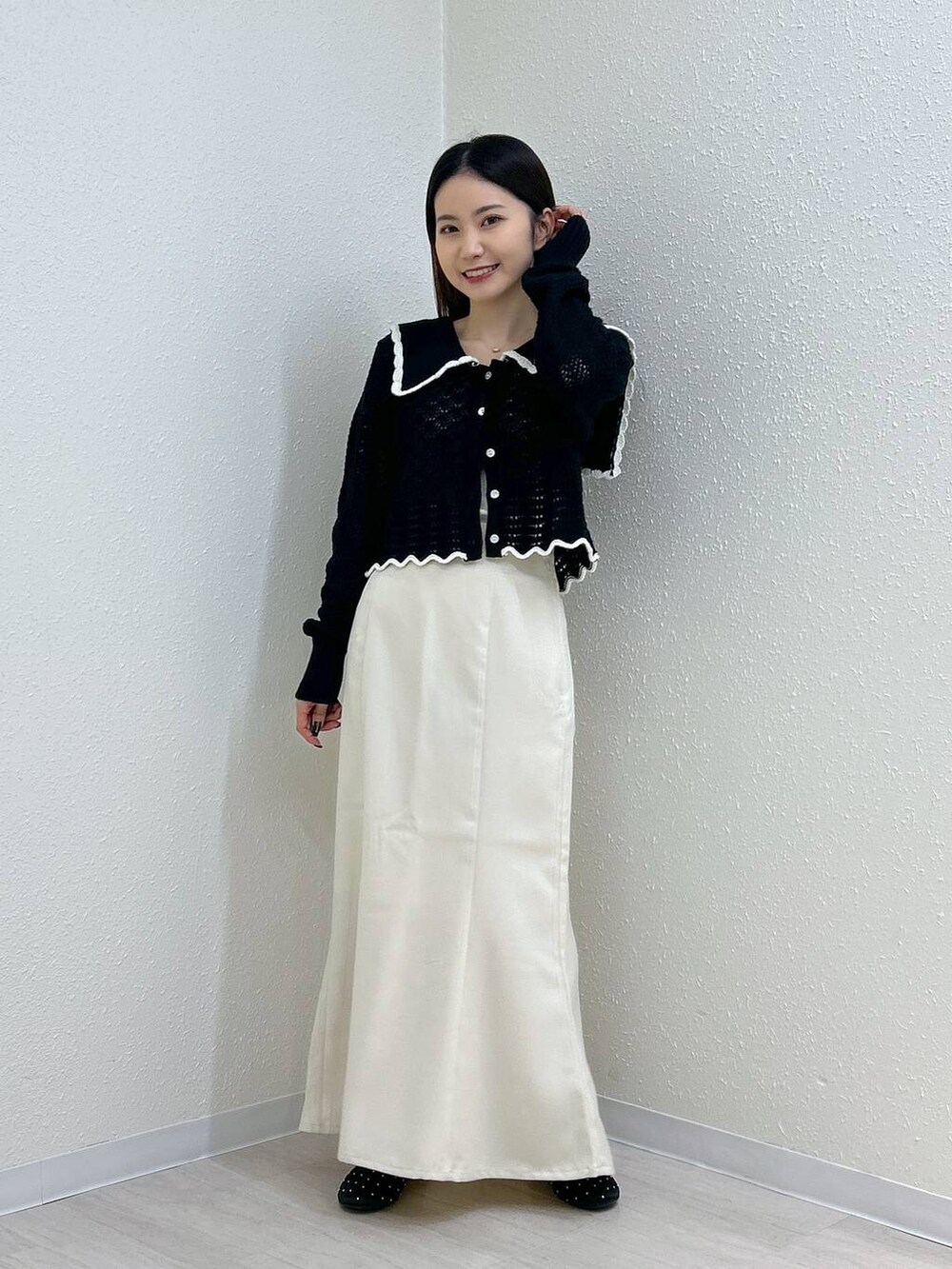 ホワイト系のスカート、ホワイト系のタンクトップ、ブラック系のバレエシューズを着用したレディースの秋コーディネートの4枚目の写真