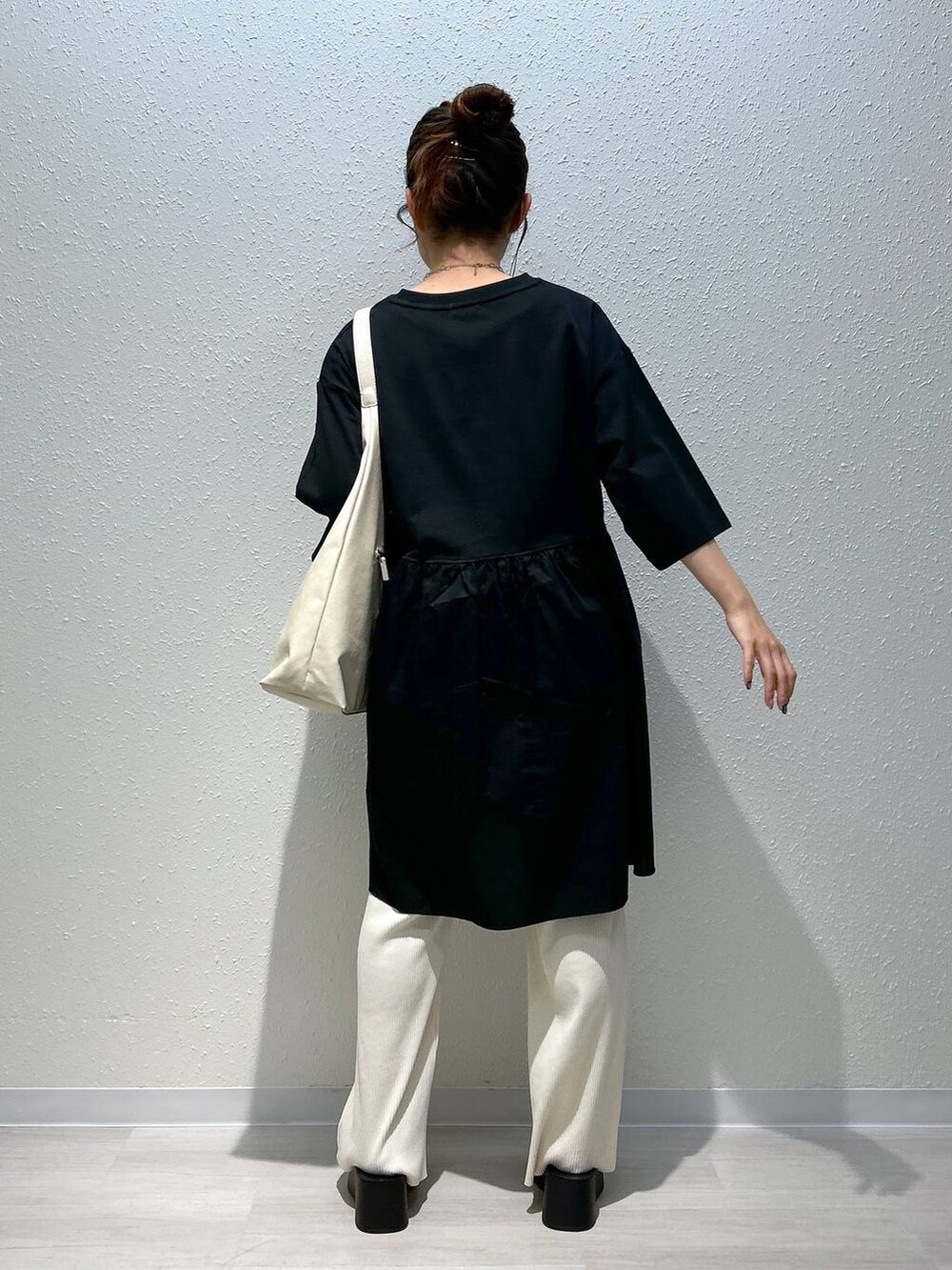 ブラック系のサンダル、ホワイト系のその他パンツ、ブラック系のTシャツ/カットソーを着用したレディースの春コーディネートの8枚目の写真