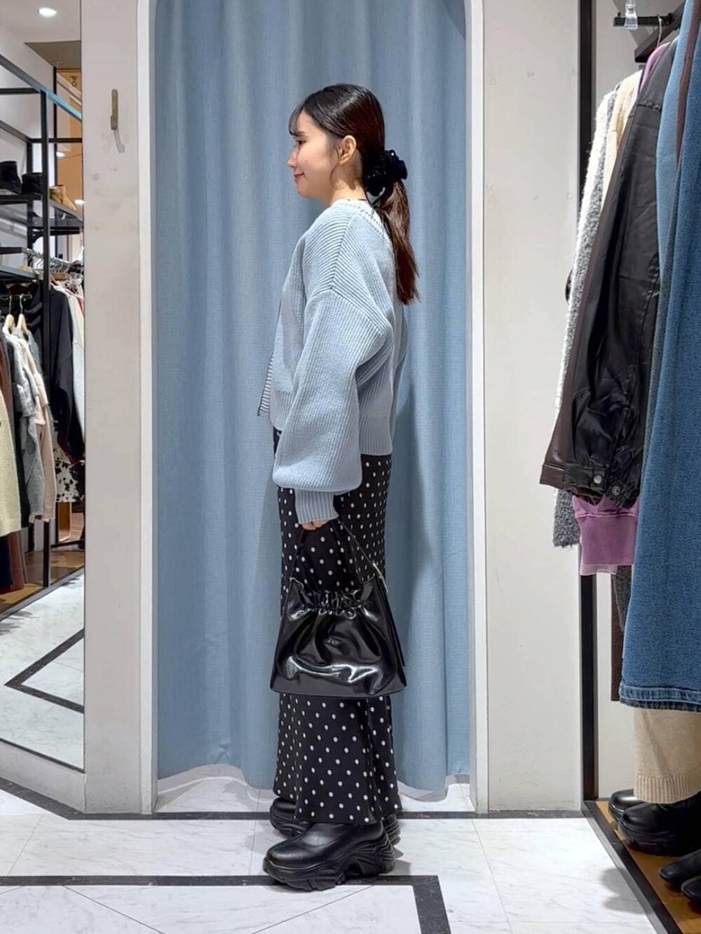 ブラック系のブーツ、ブラック系のスカート、ブラック系のTシャツ/カットソーを着用したレディースの春コーディネートの5枚目の写真