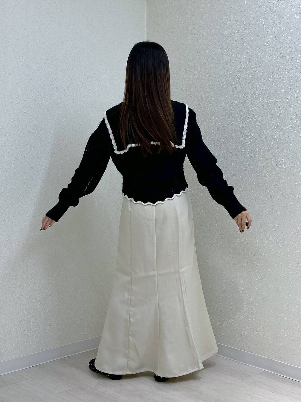 ホワイト系のスカート、ホワイト系のタンクトップ、ブラック系のバレエシューズを着用したレディースの秋コーディネートの8枚目の写真