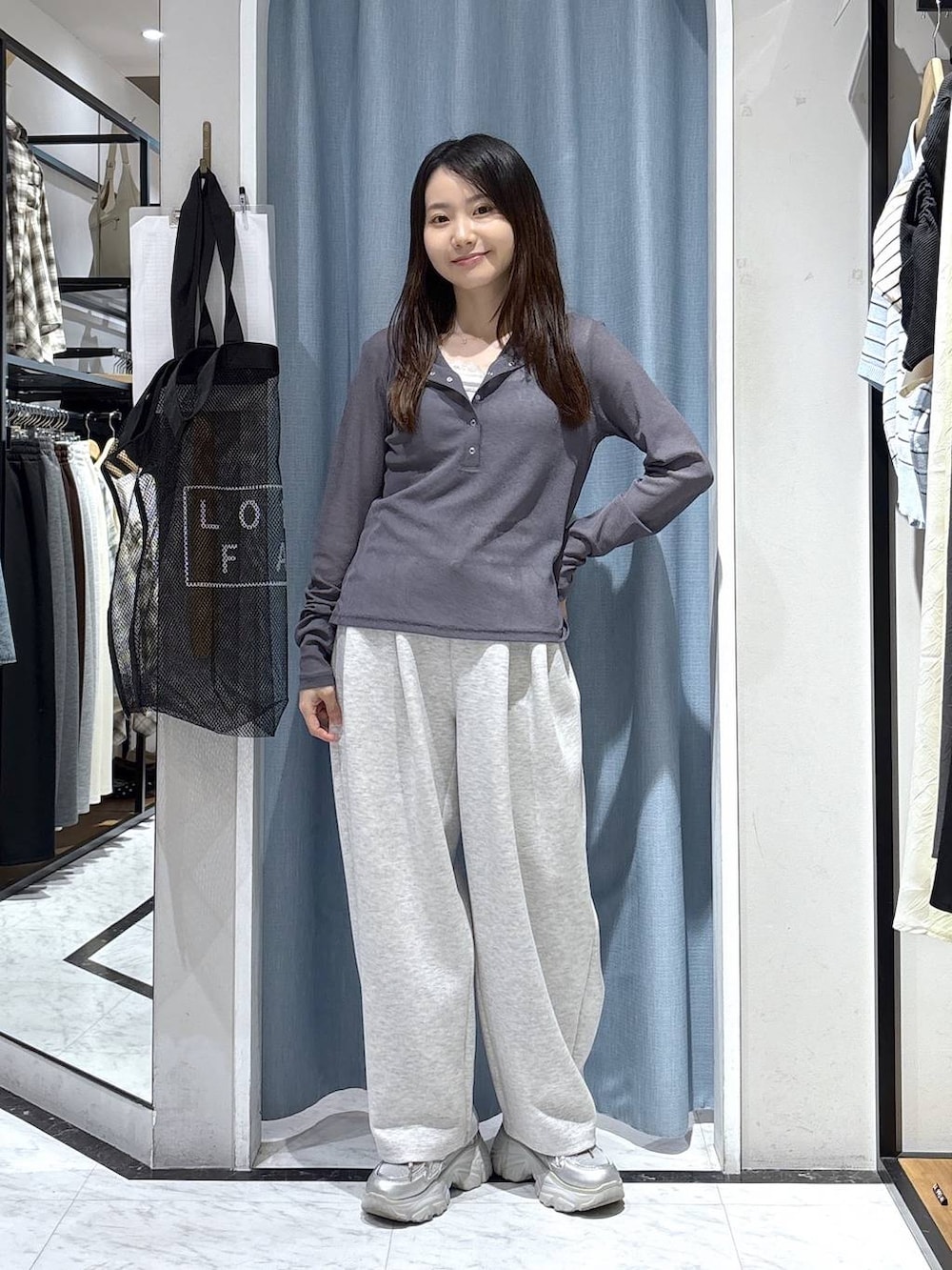 グレー系のスウェットパンツ、グレー系のTシャツ/カットソー、グレー系のキャミソールを着用したレディースの春コーディネートの2枚目の写真