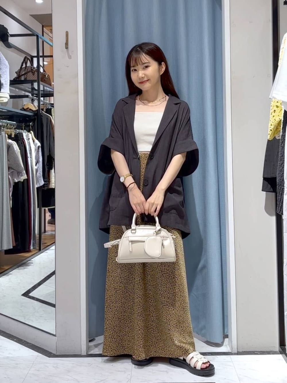 「きれいめ、LOWRYS FARM、ローリーズスタイル_LOWRYS FARM、低身長、体型カバー、ジャケット、スカート、サンダル、バッグ、大人女子カジュアル_LOWRYS FARM、夏コーデ」|「LOWRYS FARMのスタイルUPカップバンドゥ 145533(キャミソール、ホワイト系)」を使った、たのさん(レディース・148cm)の夏コーディネートの2枚目の写真