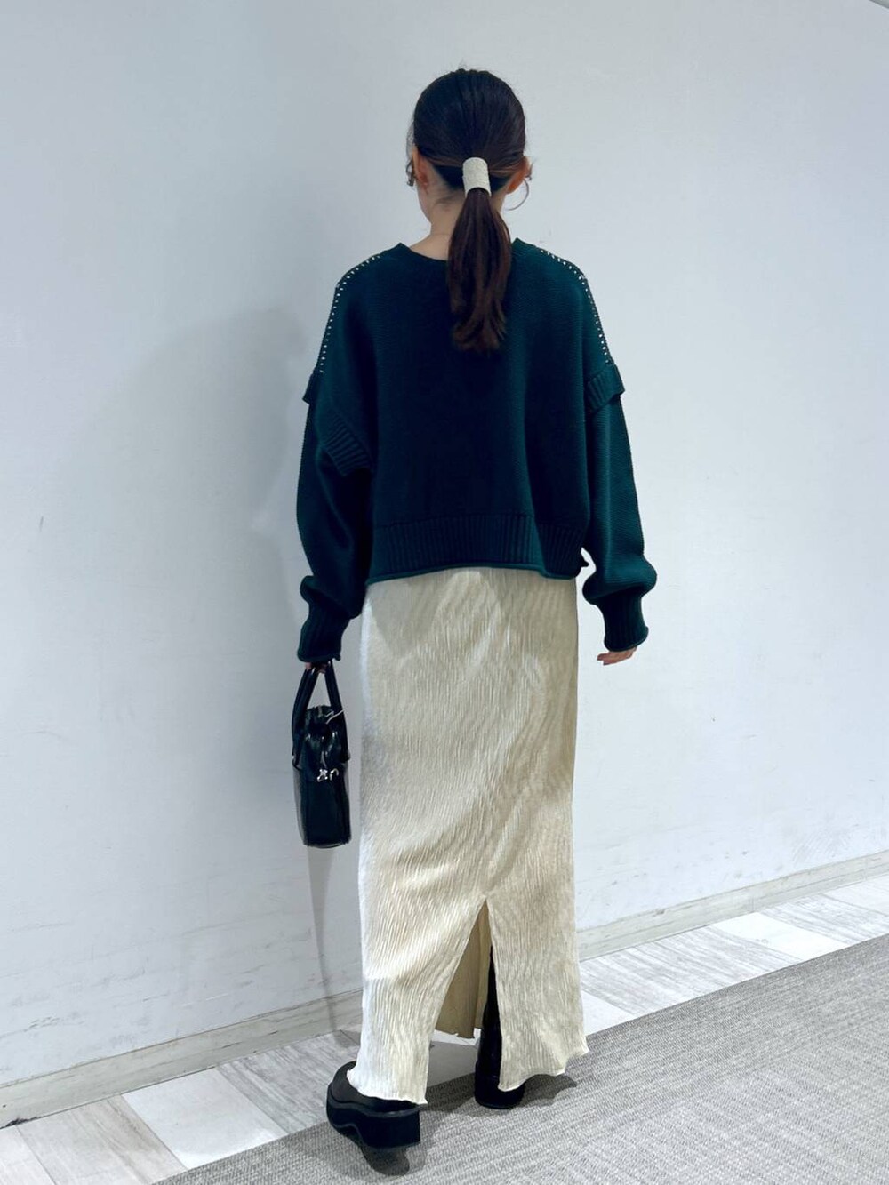 グリーン系のTシャツ/カットソー、ブラック系のブーツ、ブラック系のボストンバッグを着用したレディースの秋コーディネートの8枚目の写真