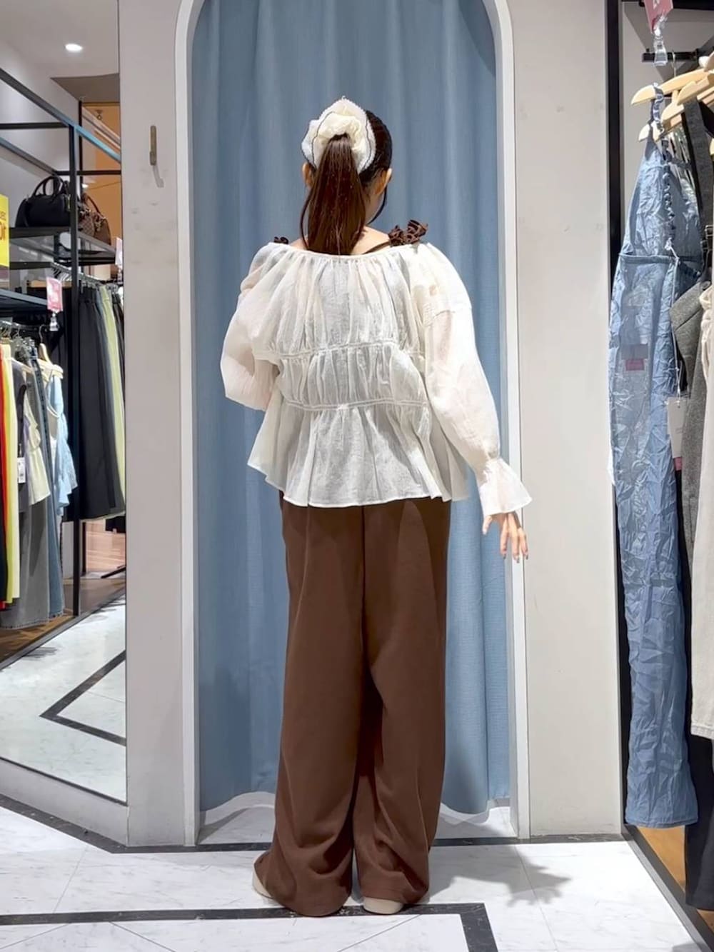 ホワイト系のTシャツ/カットソー、ホワイト系のサンダル、ホワイト系のシャツ/ブラウスを着用したレディースの秋コーディネートの7枚目の写真