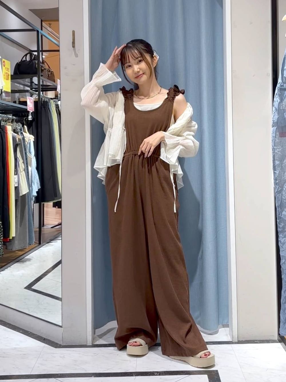 ホワイト系のTシャツ/カットソー、ホワイト系のサンダル、ホワイト系のシャツ/ブラウスを着用したレディースの秋コーディネートの2枚目の写真