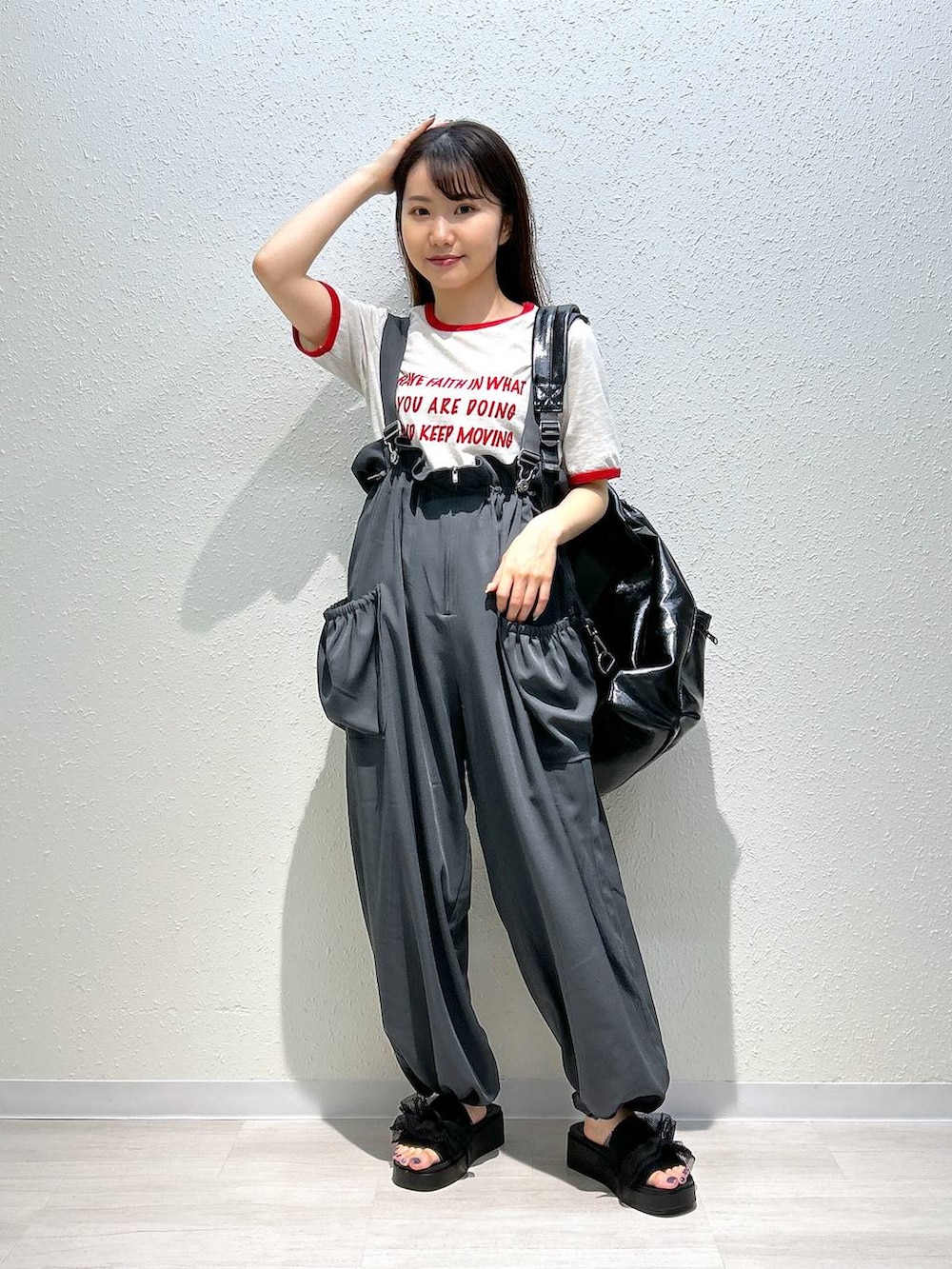 ブラック系のサンダル、ホワイト系のTシャツ/カットソー、ブラック系のショルダーバッグを着用したレディースの夏コーディネートの5枚目の写真