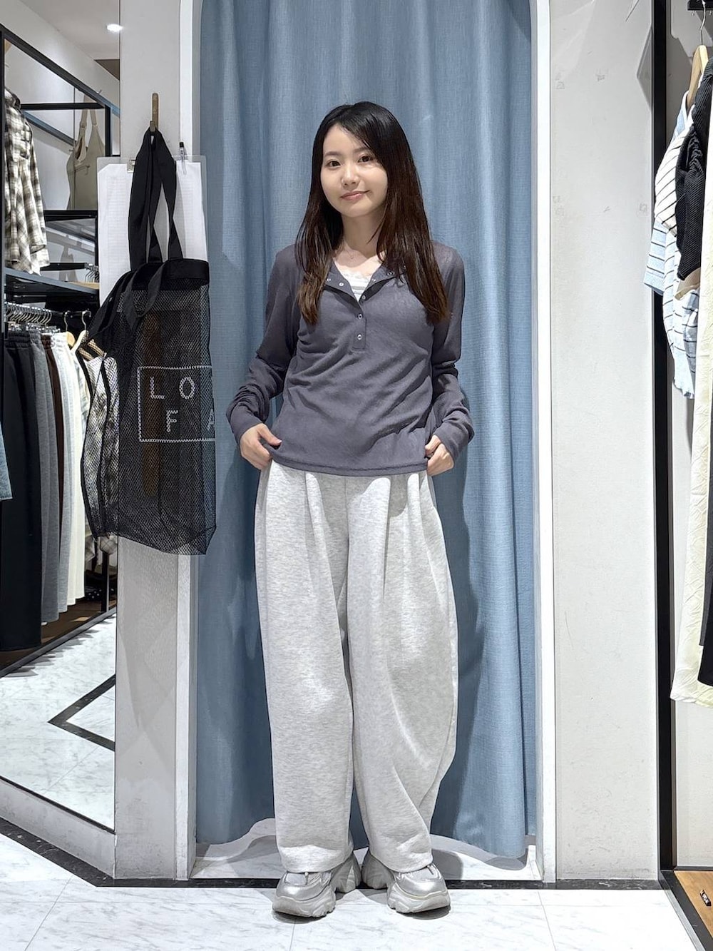 グレー系のスウェットパンツ、グレー系のTシャツ/カットソー、グレー系のキャミソールを着用したレディースの春コーディネートの3枚目の写真