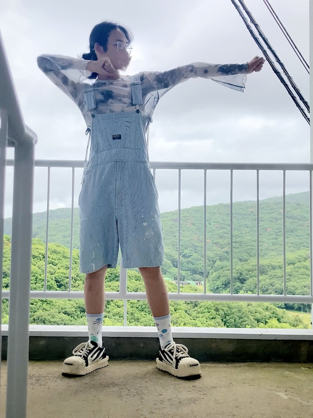 「セカンドスキン、ハーフパンツ、ハーフオーバーオール」｜「Ali Expressの¥3896（スニーカー、ブラック系）」を使った、朧気ながらなっつさん（メンズ・179cm）の夏コーディネートの3枚目の写真