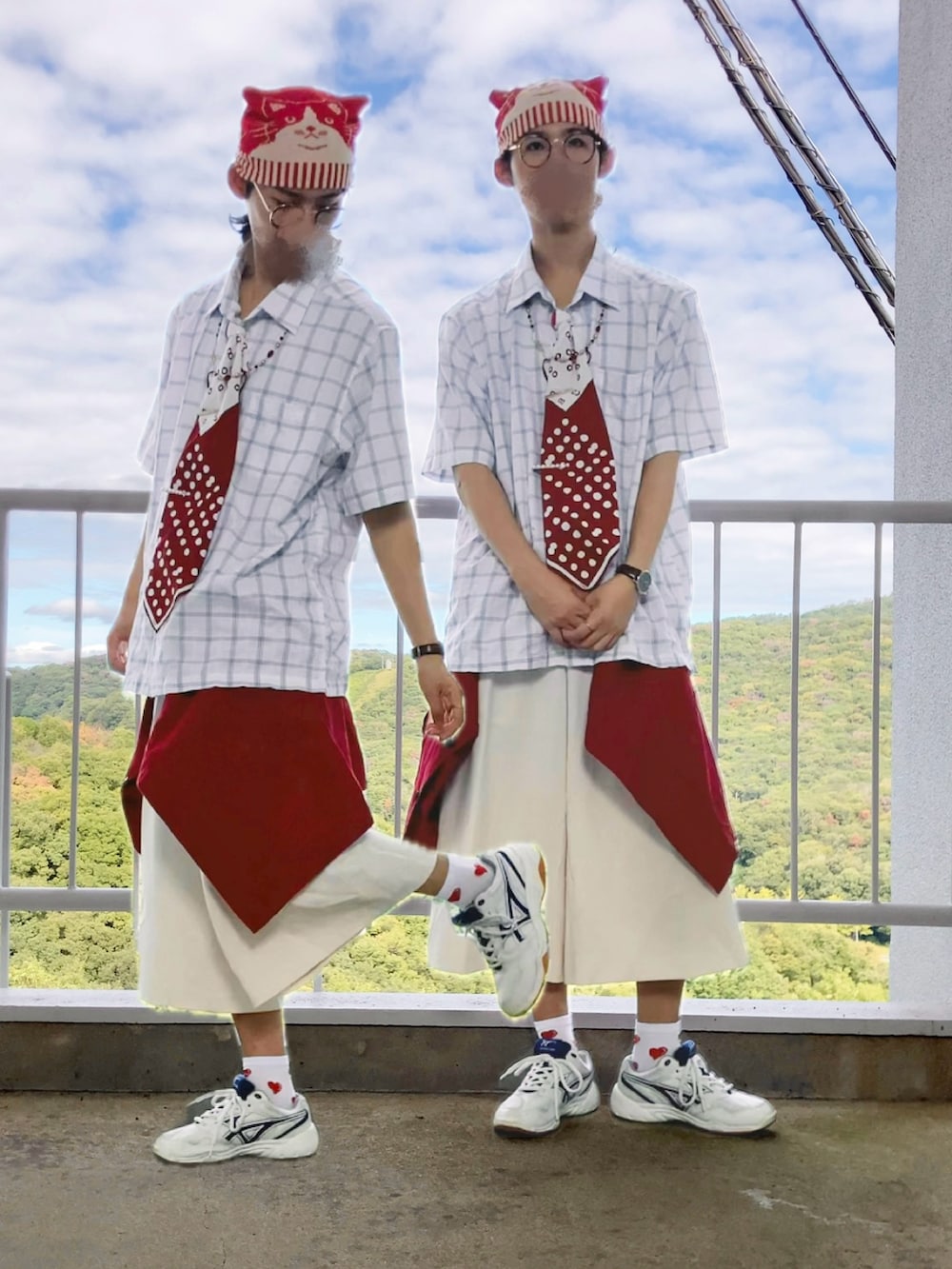 ホワイト系のスニーカー、ホワイト系のその他パンツ、ホワイト系のシャツ/ブラウスを着用したメンズの秋コーディネートの3枚目の写真