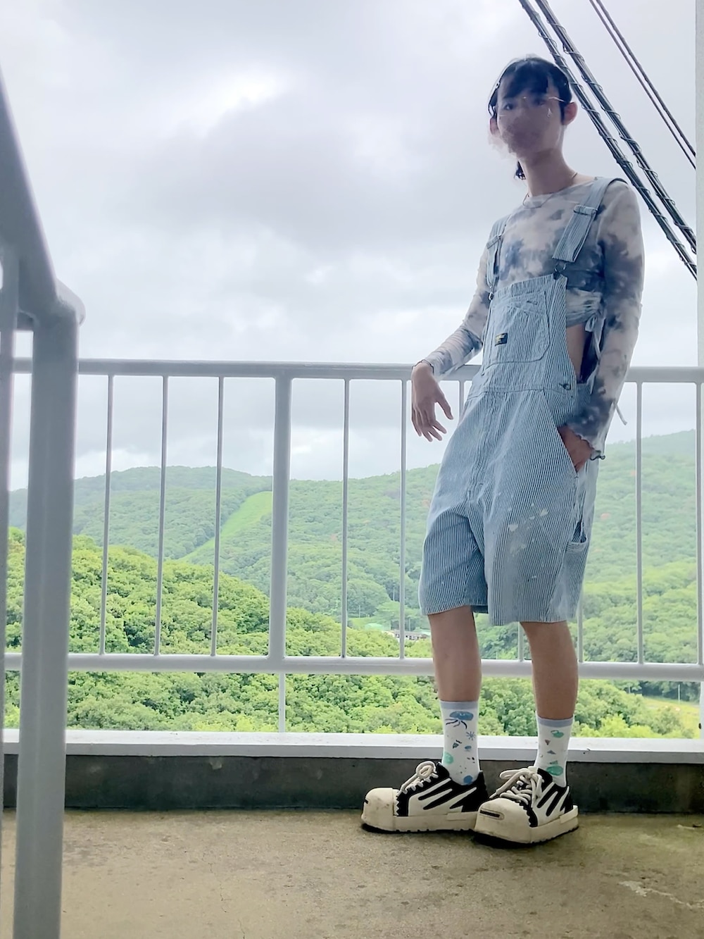 「セカンドスキン、ハーフパンツ、ハーフオーバーオール」｜「Ali Expressの¥3896（スニーカー、ブラック系）」を使った、朧気ながらなっつさん（メンズ・179cm）の夏コーディネートの2枚目の写真