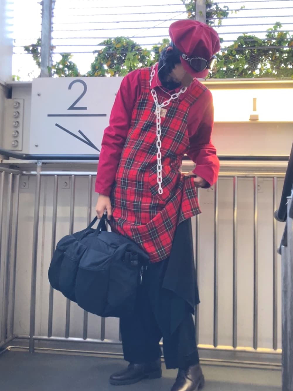 「キャスケット、ゴーグル、プラチェーン、赤シャツ、エプロン、エプロンコーデ、パンツレイヤード、ブーツ、冬コーデ、大学生、大学生コーデ、通学コーデ、オタク、大学生ファッション、古着」｜「pretty bearの¥480（エプロン、レッド系）」を使った、朧気ながらなっつさん（メンズ・179cm）の冬コーディネートの4枚目の写真