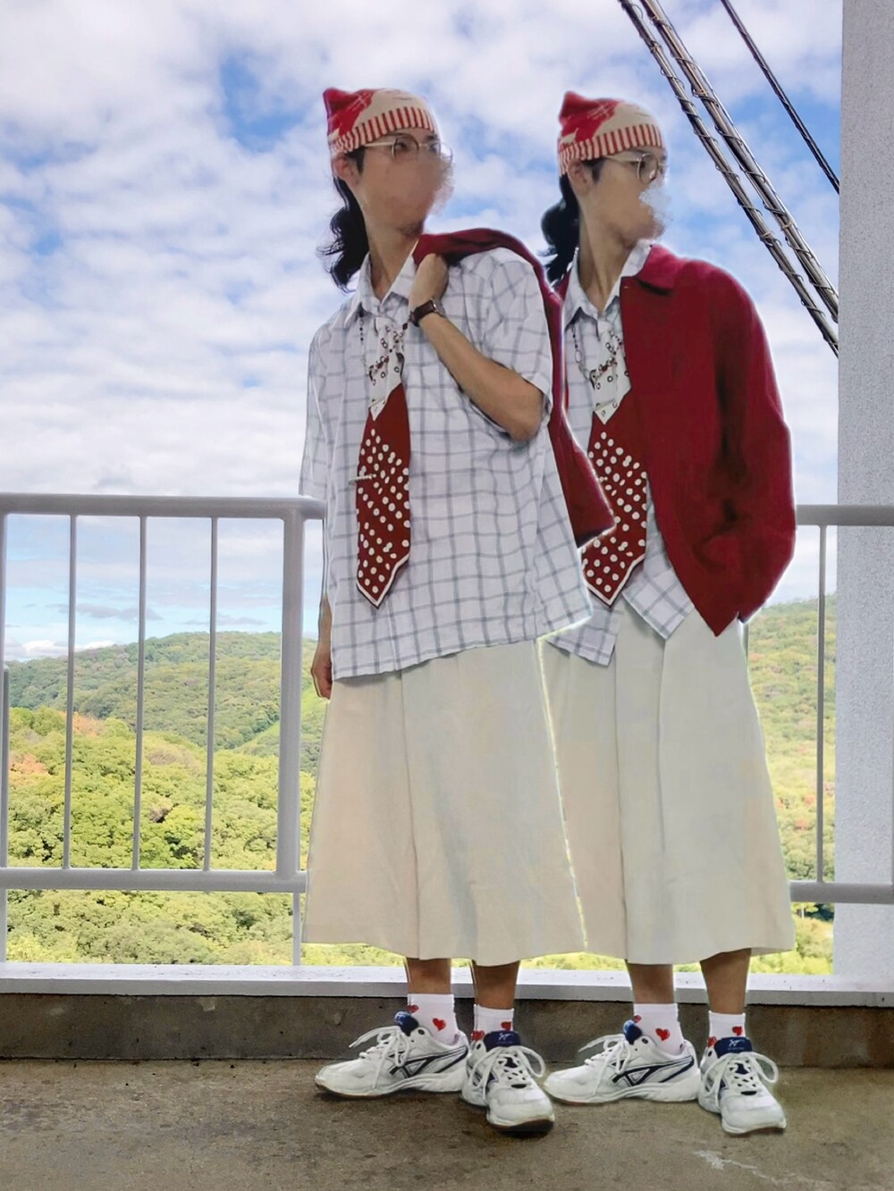 ホワイト系のスニーカー、ホワイト系のその他パンツ、ホワイト系のシャツ/ブラウスを着用したメンズの秋コーディネートの2枚目の写真
