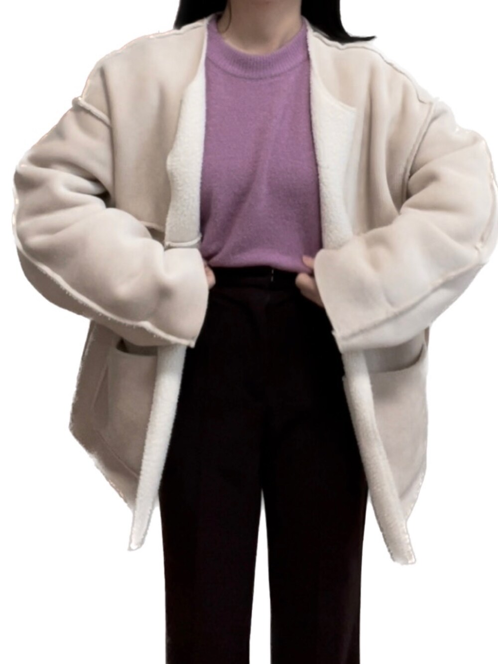 ピンク系のニット/セーター、ブラック系のスラックスを着用したレディースの冬コーディネートの2枚目の写真