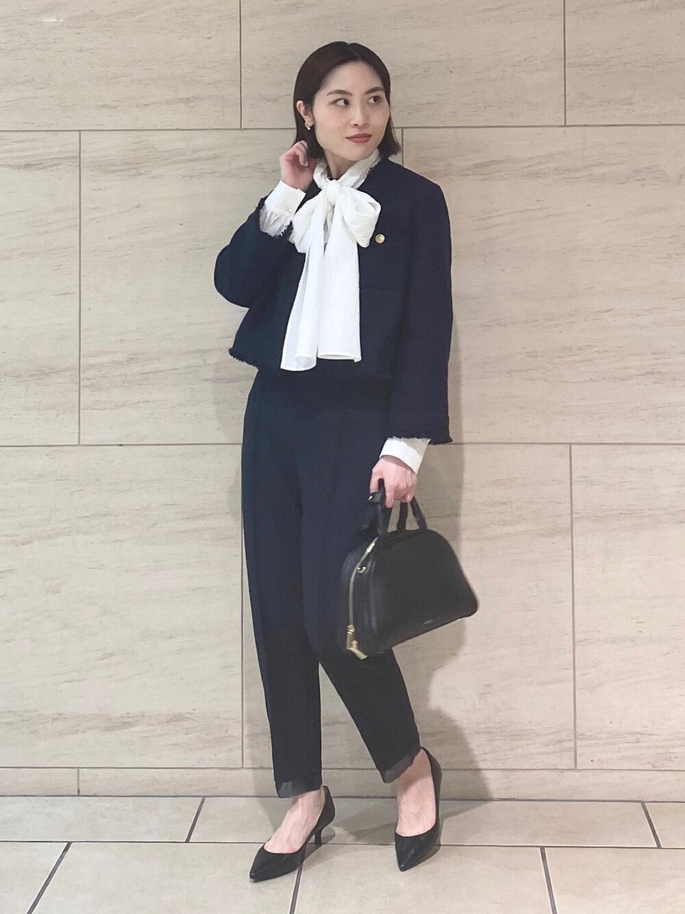 ブルー系のその他パンツ、ブルー系のノーカラージャケット、ホワイト系のシャツ/ブラウスを着用したレディースの冬コーディネートの4枚目の写真