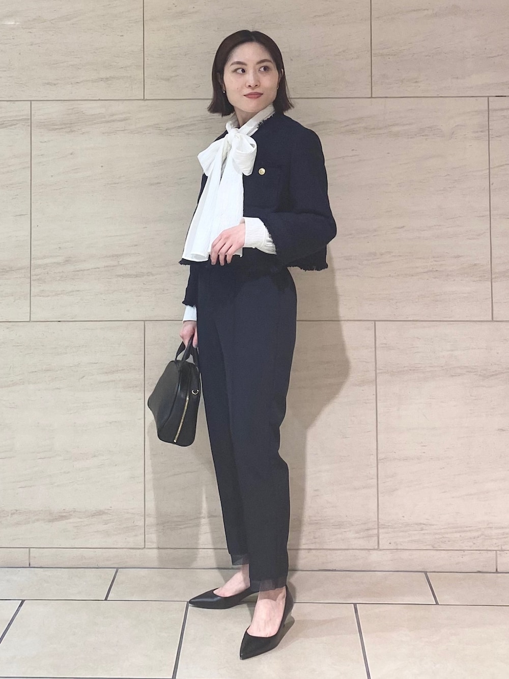 ブルー系のその他パンツ、ブルー系のノーカラージャケット、ホワイト系のシャツ/ブラウスを着用したレディースの冬コーディネートの6枚目の写真