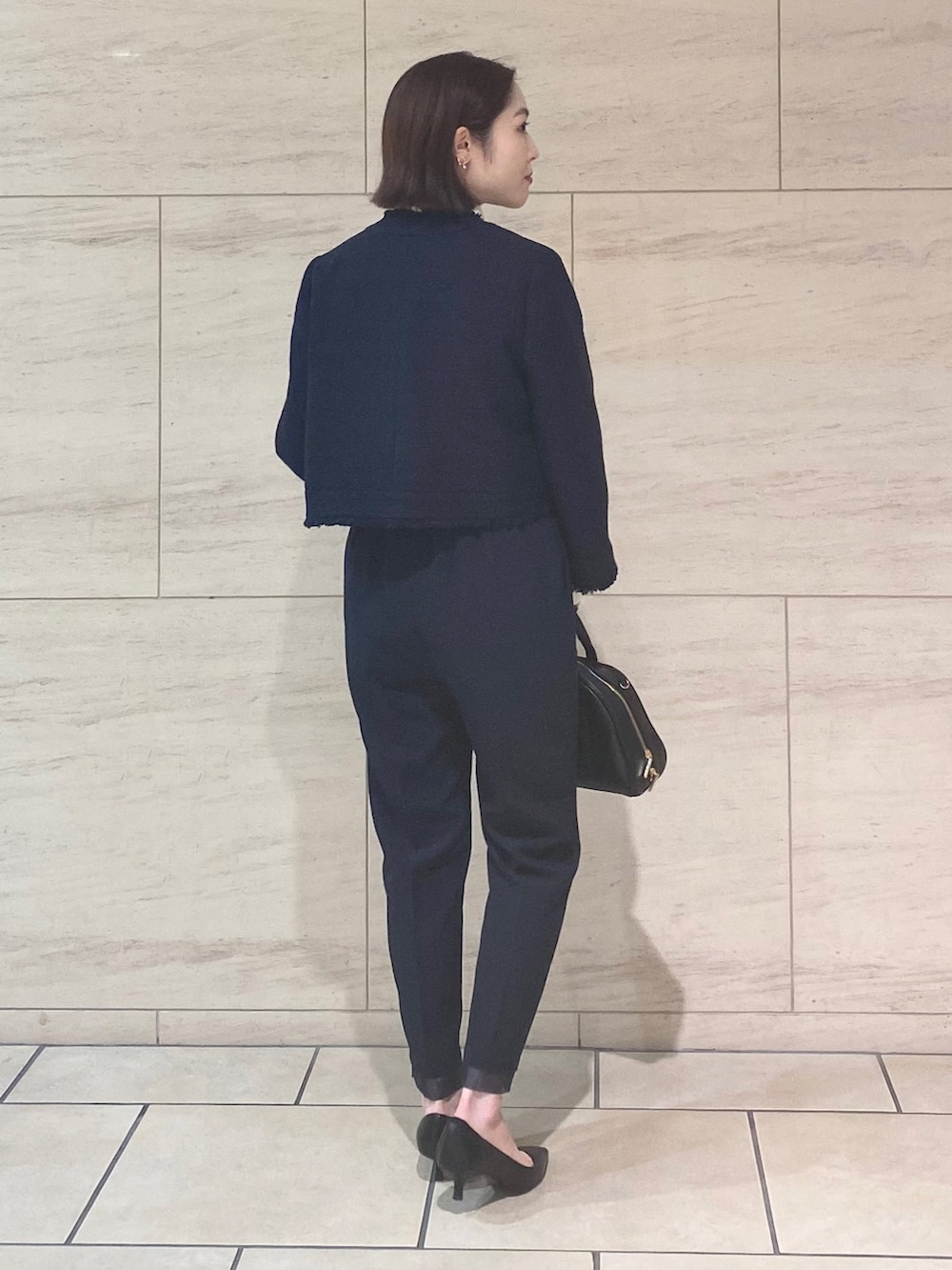 ブルー系のその他パンツ、ブルー系のノーカラージャケット、ホワイト系のシャツ/ブラウスを着用したレディースの冬コーディネートの8枚目の写真