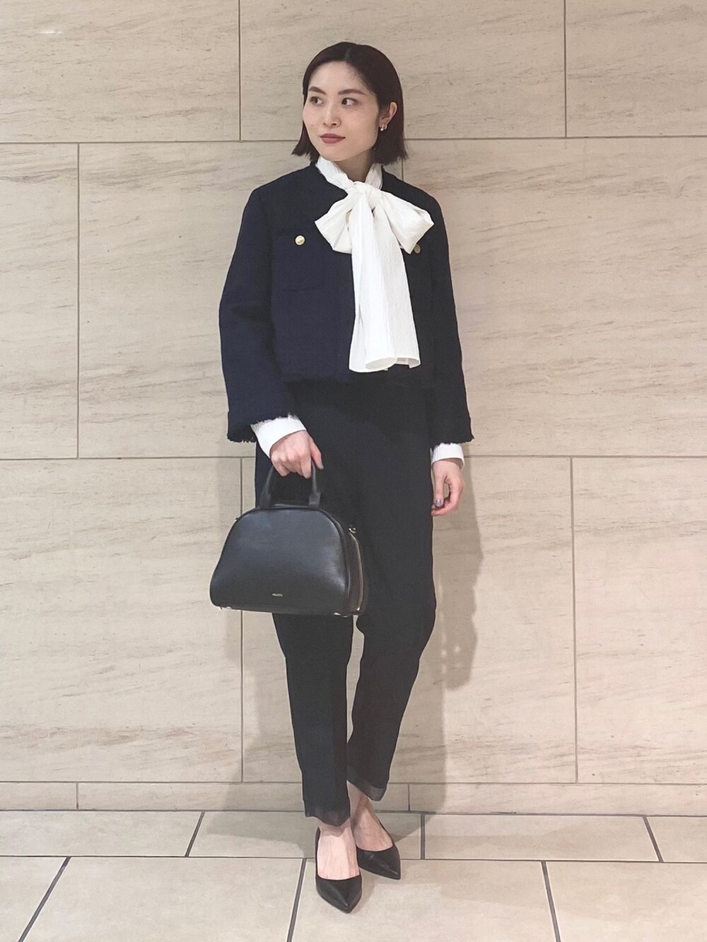 ブルー系のその他パンツ、ブルー系のノーカラージャケット、ホワイト系のシャツ/ブラウスを着用したレディースの冬コーディネートの3枚目の写真