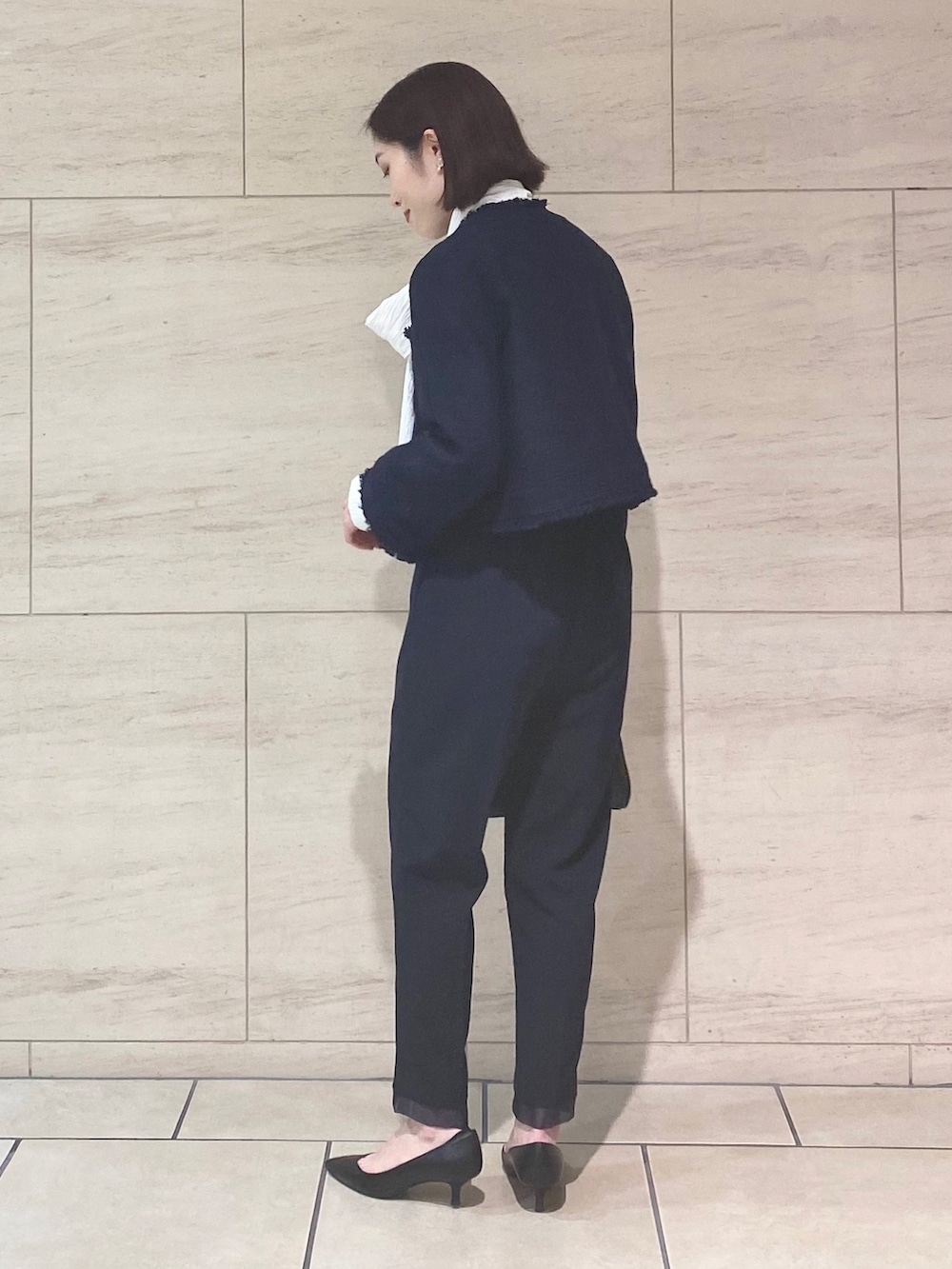 ブルー系のその他パンツ、ブルー系のノーカラージャケット、ホワイト系のシャツ/ブラウスを着用したレディースの冬コーディネートの7枚目の写真